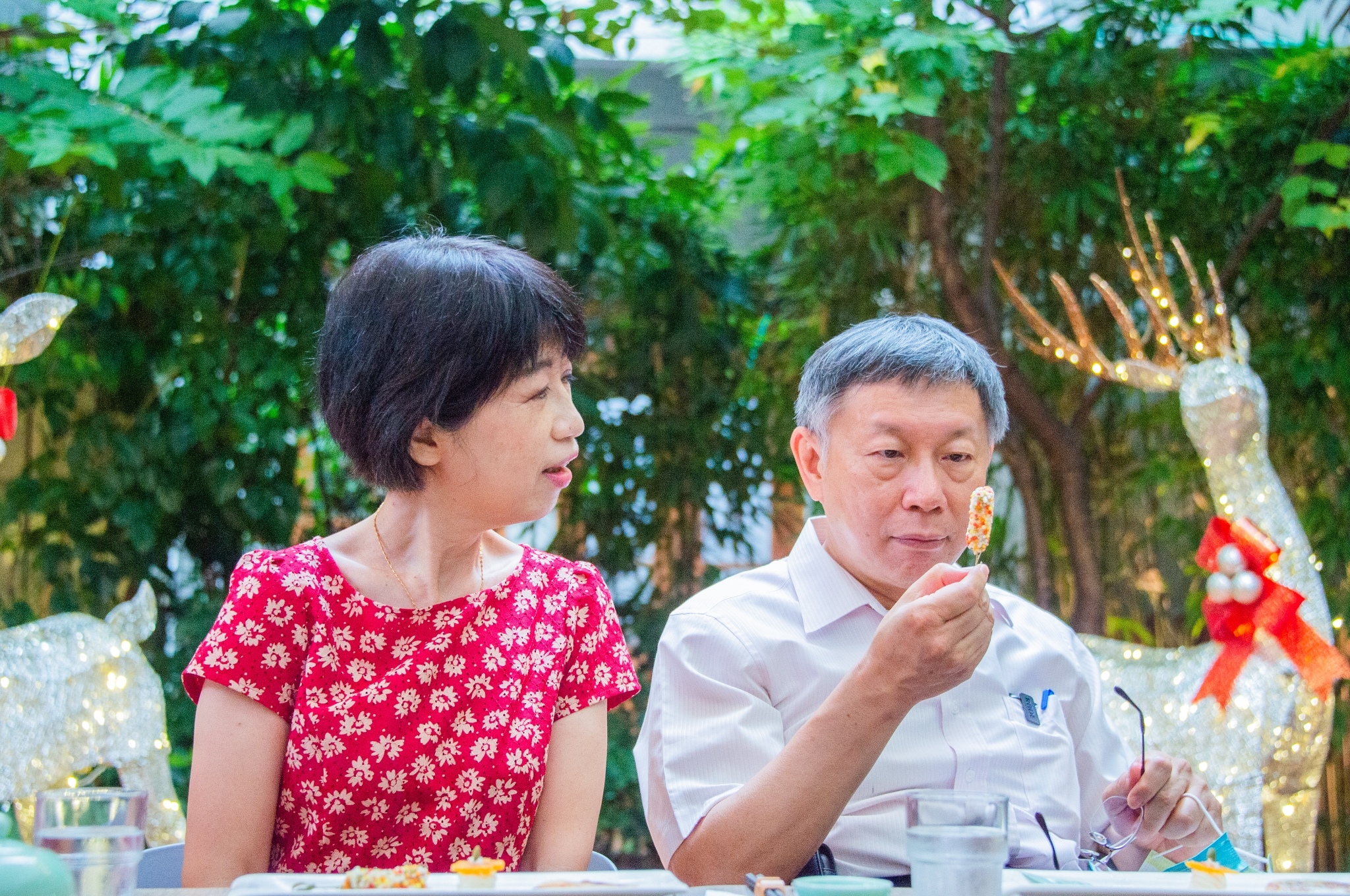 柯文哲（右）被羈押9個月，陳佩琪（左）傷心發聲。（翻攝陳佩琪臉書）