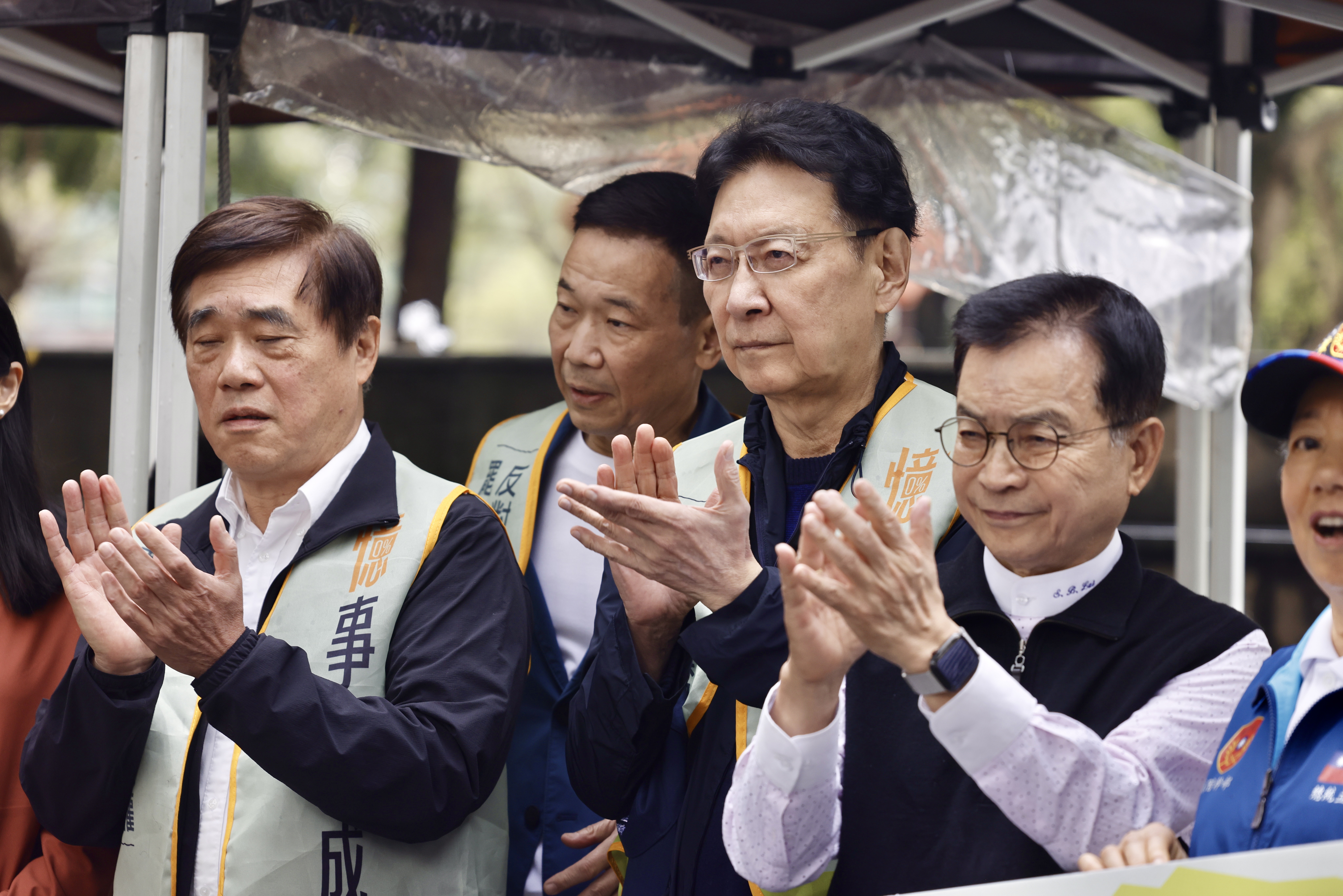 郝龍斌（左起）、鍾小平、趙少康、賴士葆等人今為綠委吳沛憶的罷免連署站台。