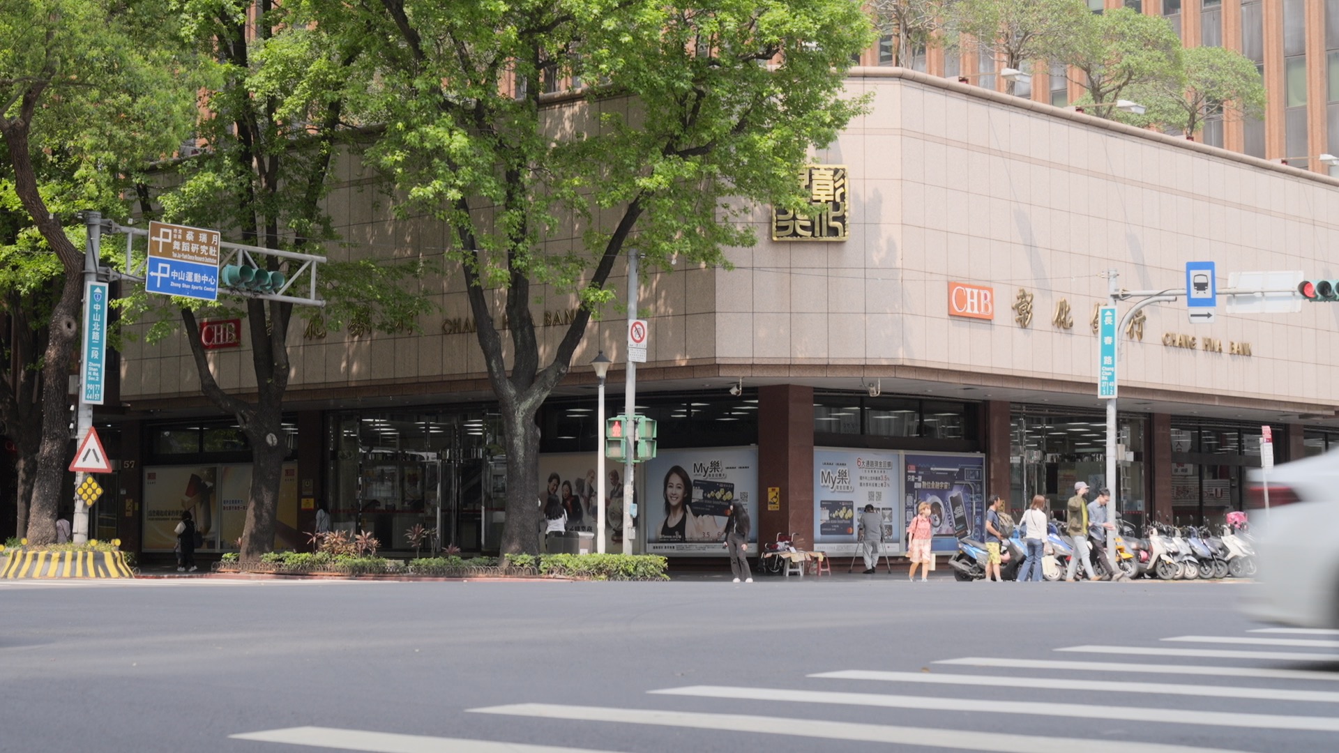 彰化銀行在地深耕,第一線行員發揮熱心與同理心守護基層,成為在地鄉親與小商號最堅實的溫暖後盾。
