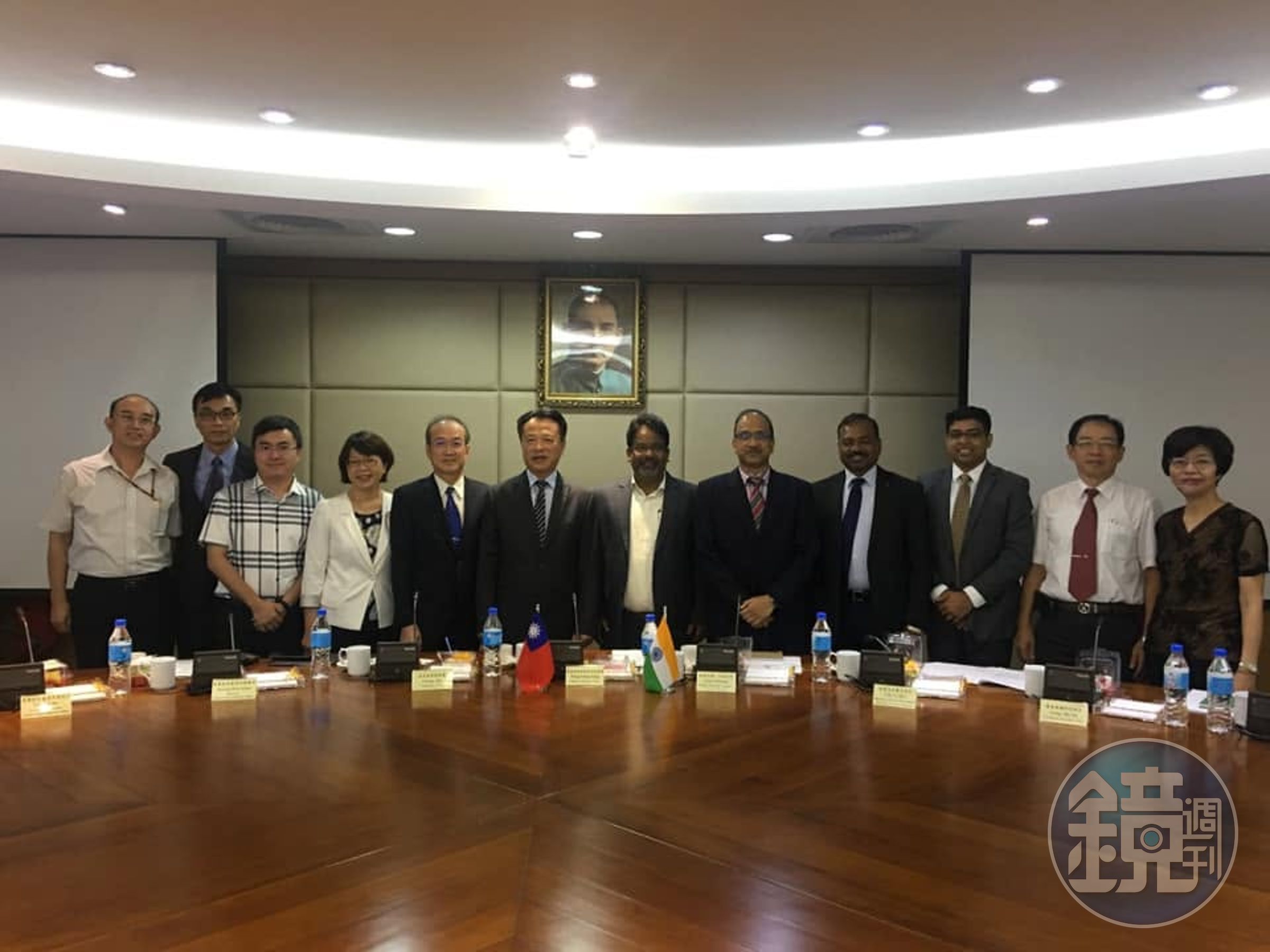 左 3：羅彦喆所長於農業部 (前行政院農委會) 擔任即時口譯合影