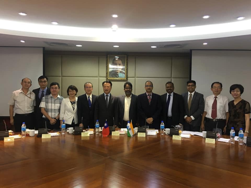 左 3：羅彦喆所長於農業部 (前行政院農委會) 擔任即時口譯合影