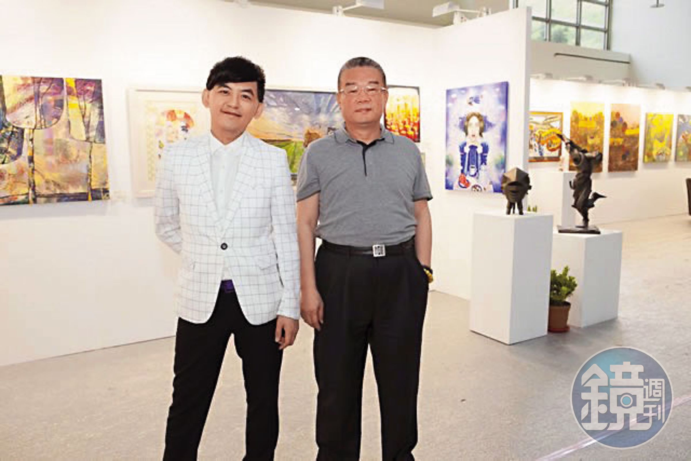 李善單(右)舉辦台北新藝術博覽會,常邀請政商名流與藝人參與,宣稱能提供新銳藝術家出頭機會,實則從中獵豔。而陷入性侵風暴的黃子佼(左)長年擔任顧問。(讀者提供)