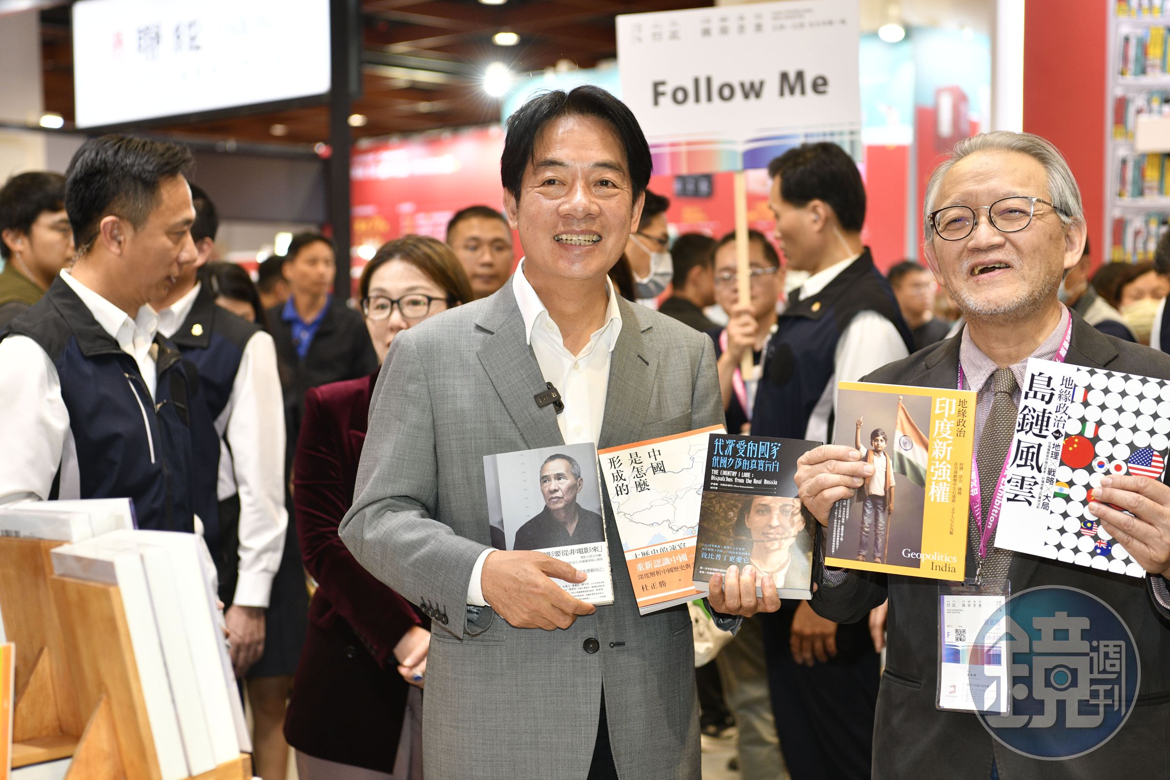 賴清德(中)發函地方黨部,提醒「經營社群媒體需避免歧視性及人身攻擊言論」。(本刊資料照)