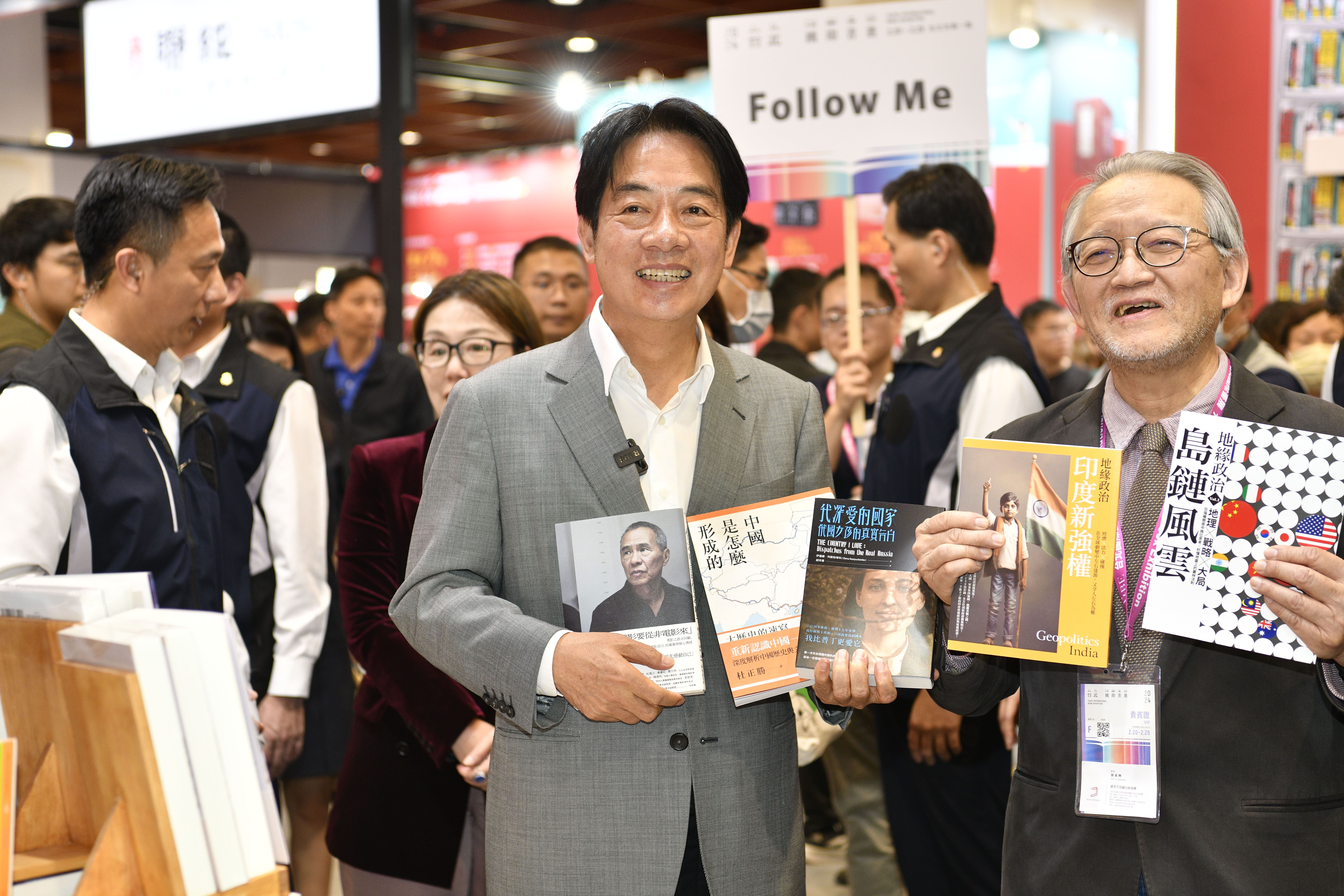 賴清德（中）發函地方黨部，提醒「經營社群媒體需避免歧視性及人身攻擊言論」。（本刊資料照）