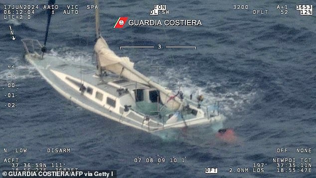 難民船悲歌！男性侵掐死少女逼媽看，船沉了他成少數倖存者。（翻自《每日郵報》）