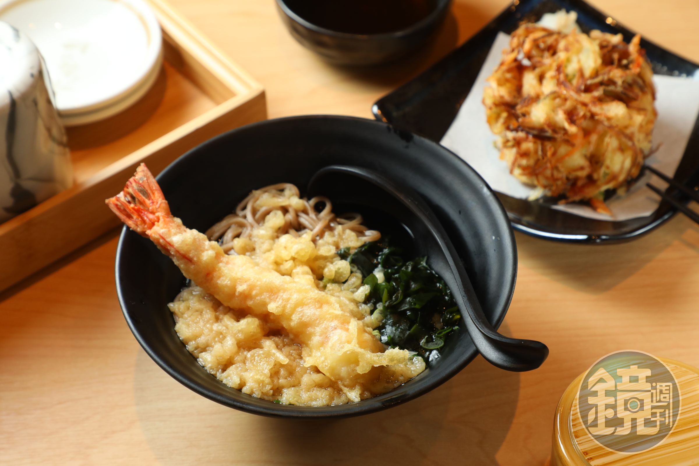 不吃生食可以來碗「特大蝦蕎麥麵」（前，180元／碗）搭配「炸蔬菜櫻花蝦餅」（後，100元／份）一樣能吃到滿滿海味。