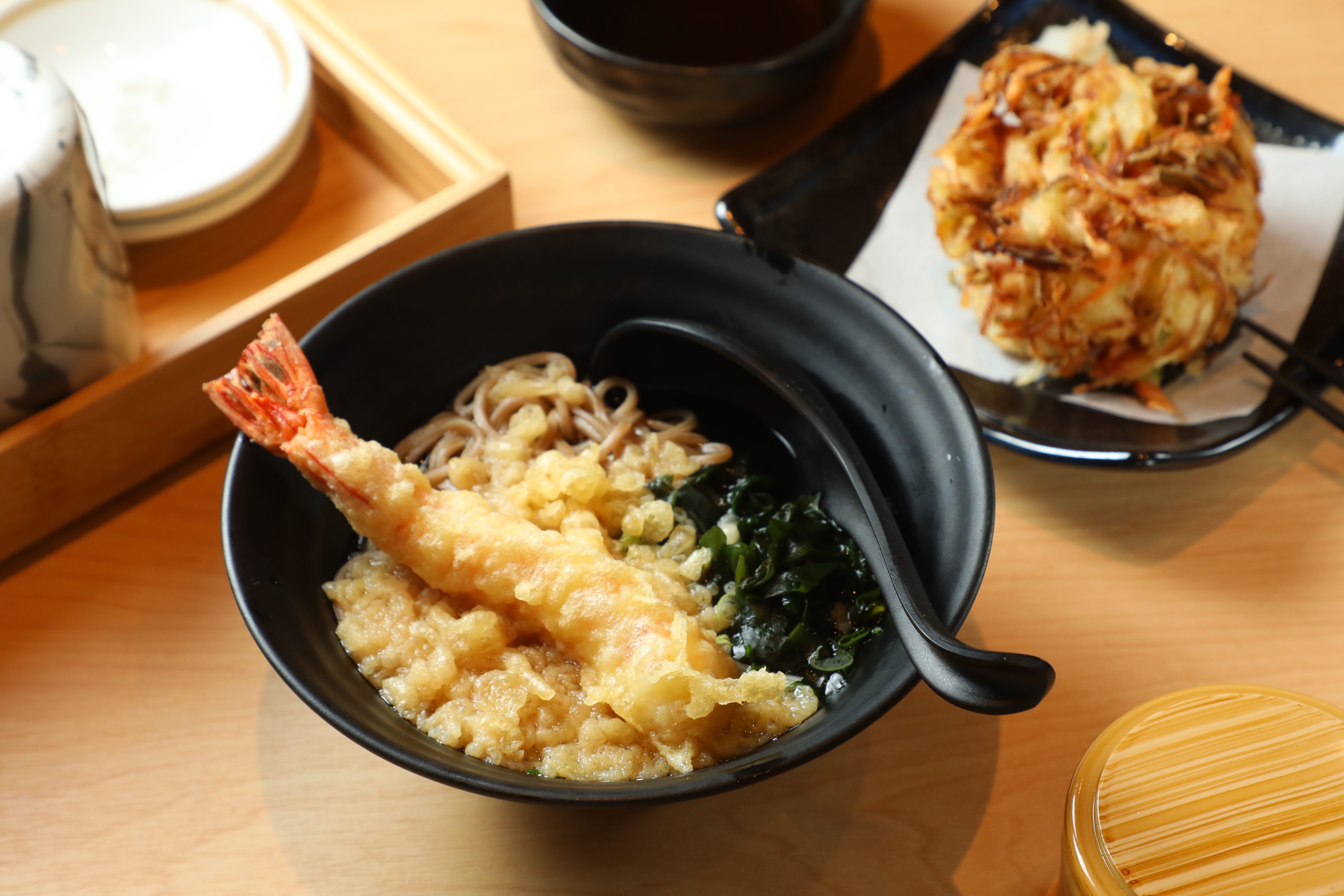 不吃生食可以來碗「特大蝦蕎麥麵」(前,180元/碗)搭配「炸蔬菜櫻花蝦餅」(後,100元/份)一樣能吃到滿滿海味。