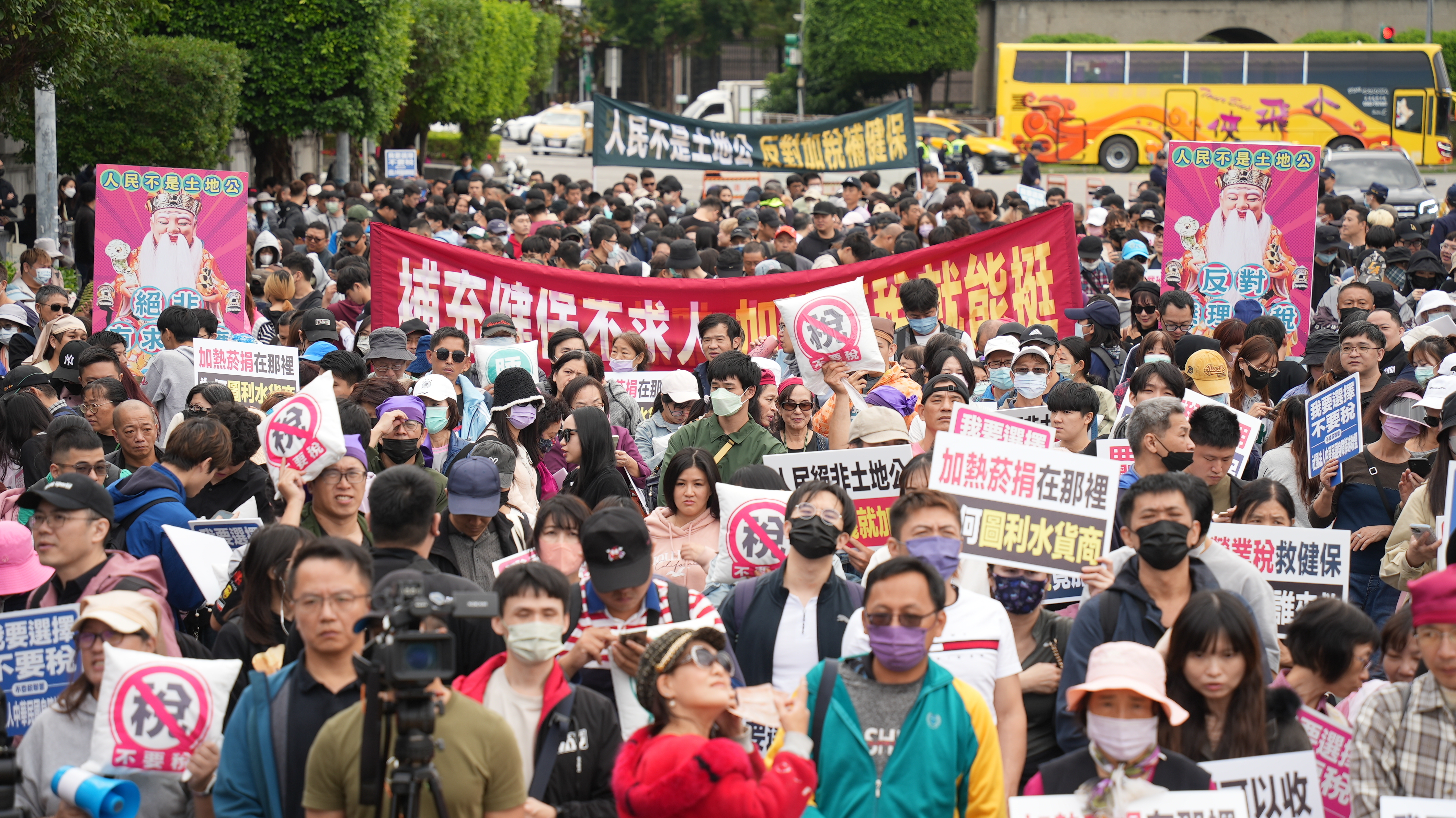 1200人頭戴睡帽、抱著枕頭上街，抗議政府為救健保任意加稅，收入沒增加還被政府掏空荷包，害他們嚴重失眠。（CLEAN AIR大聯盟提供）