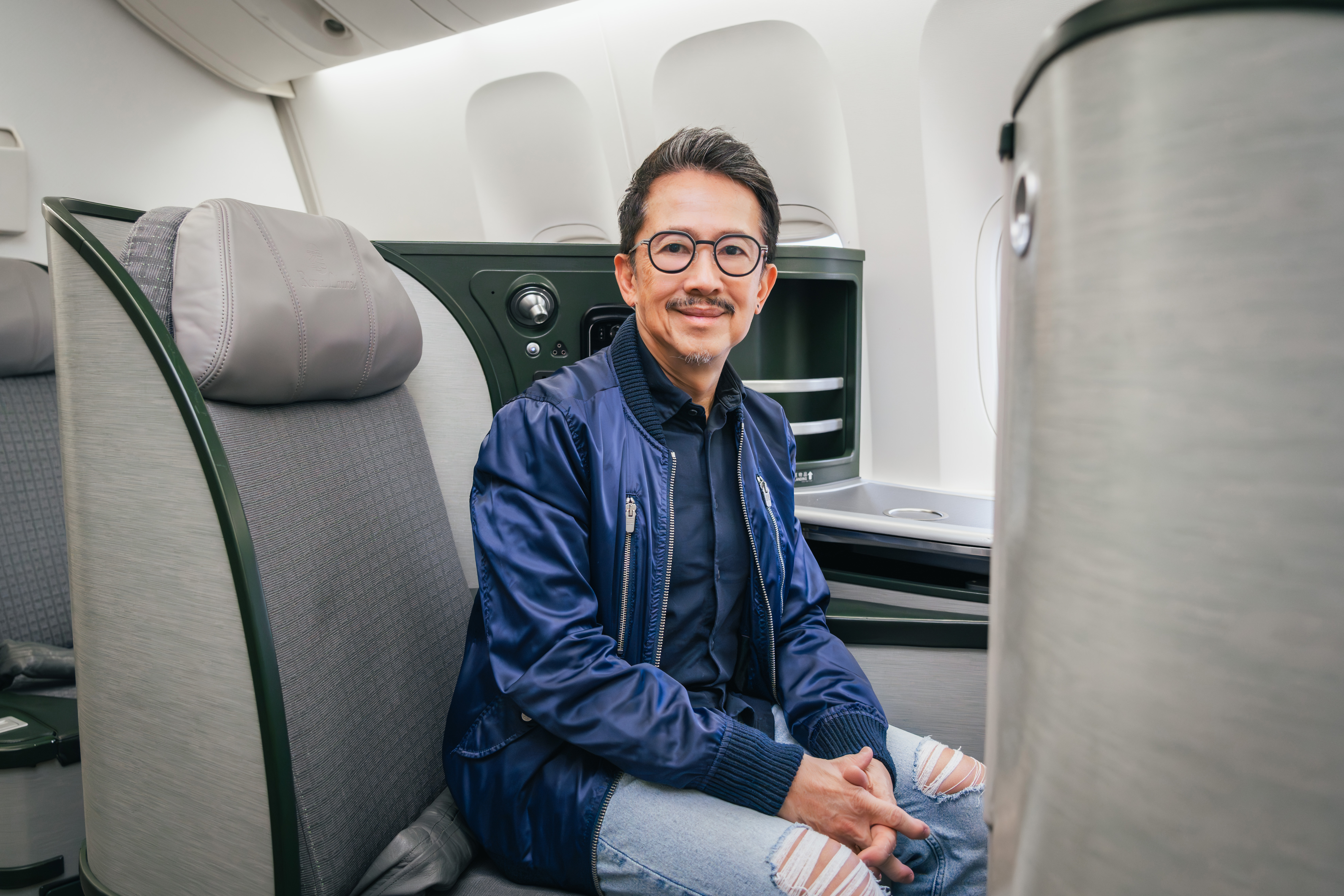 長榮航空特別與金馬獎國際配樂大師何國杰老師再次攜手合作，以其獨特的創作風格，融合創新與傳統，全新編曲及創作登機及降落音樂。