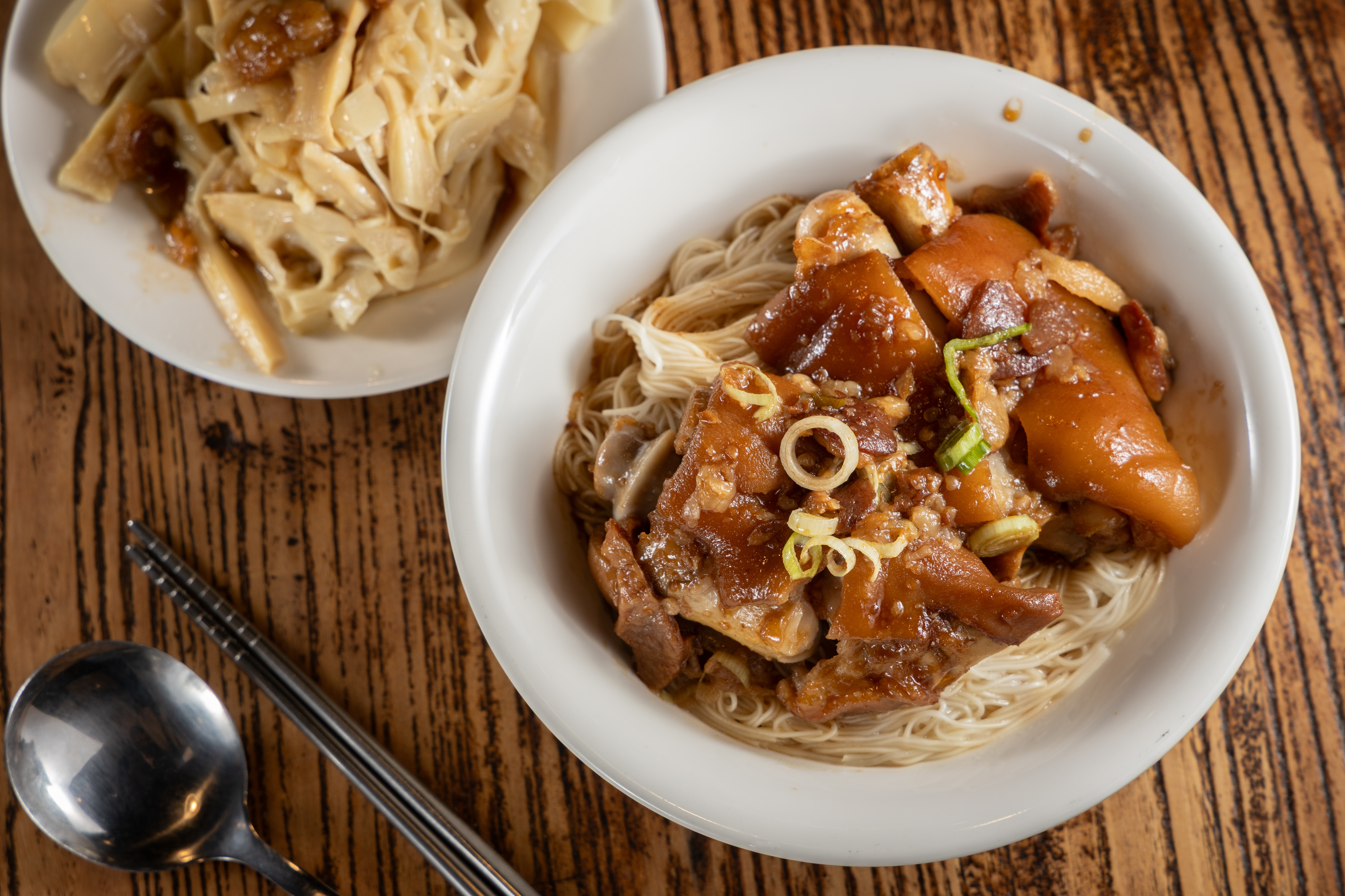 很多人打包「狀元豬腳麵線」回家送父母，也有桶裝豬腳禮盒可買。（140元／份；桶裝880元／份）