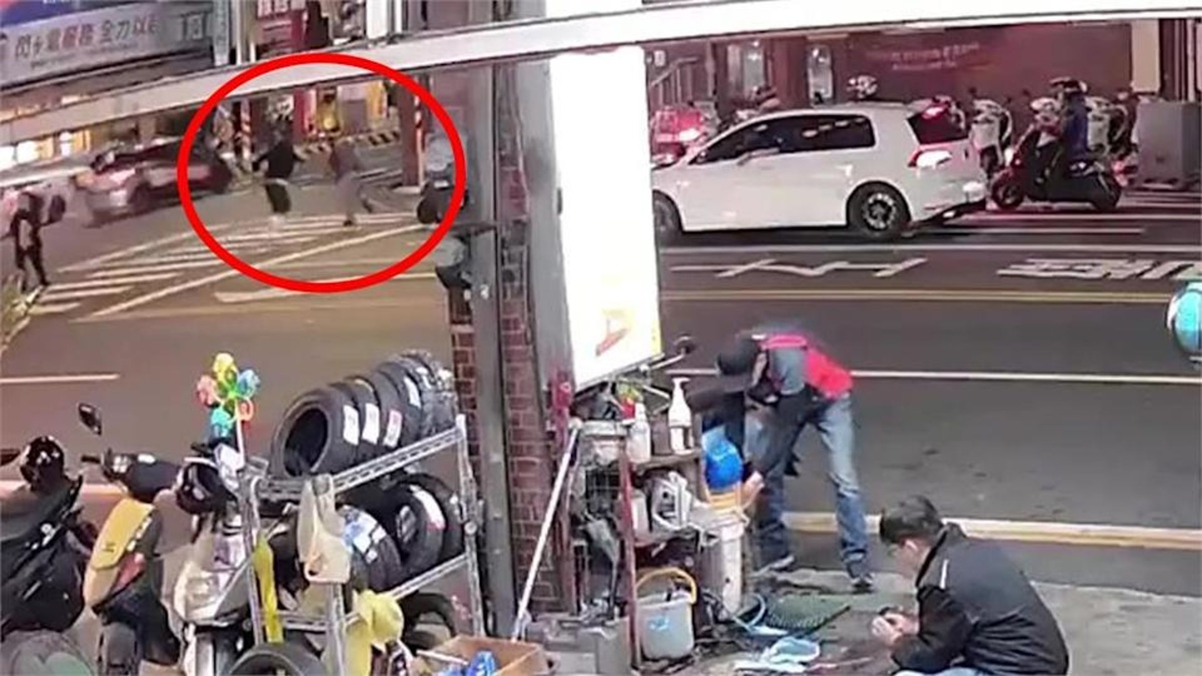 台南市南區金華派出所附近，今晚發生隨機砍人事件，釀3人受傷送醫。（翻攝畫面）