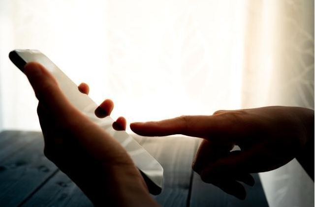 美國一名男子發現父親手機雲端內藏有大量和未成年有關的色情影像，事後決定報警。（示意圖，取自photoAC）