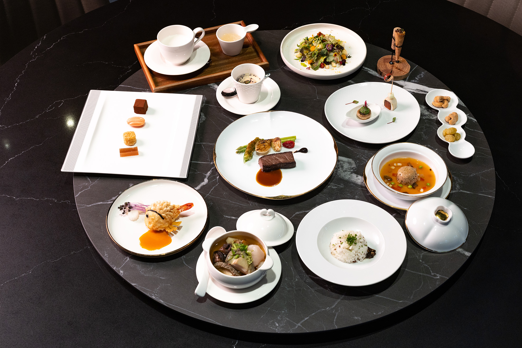 《寫給未來的台菜札記》告別傳統大桌菜形式，將台菜的「分享性」「吉祥寓意」與「食材多元性」，以法餐的上菜節奏重新演繹，為台菜文化寫下嶄新篇章。（欣葉．鐘菜提供）