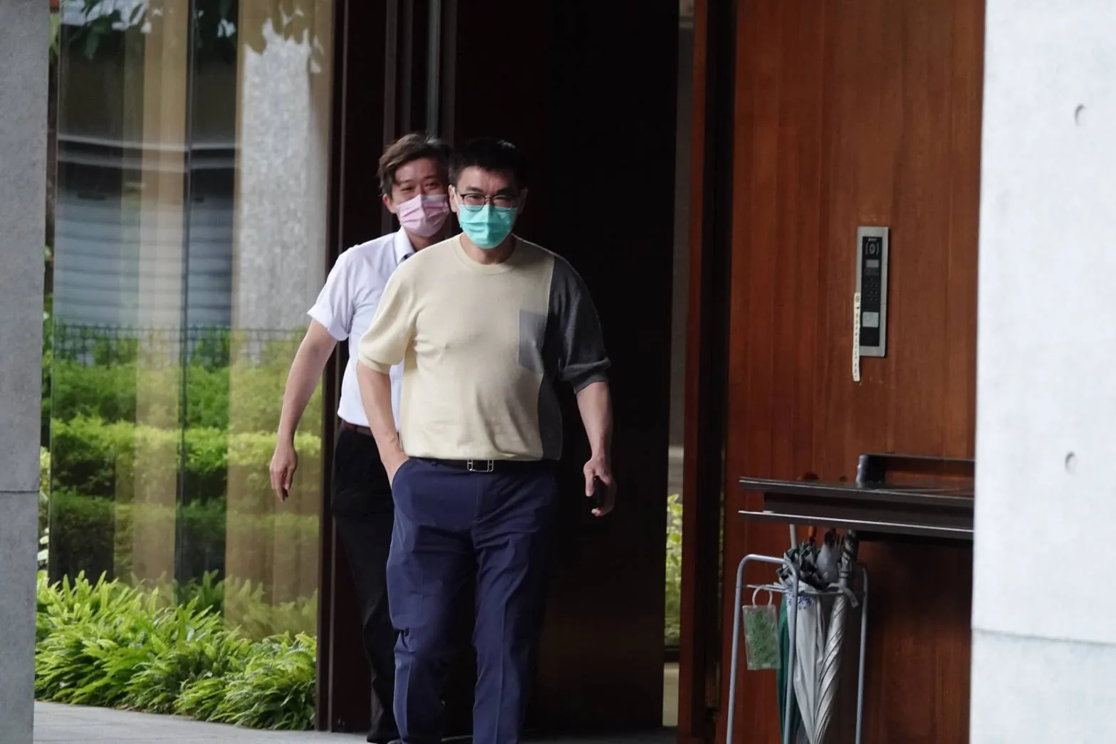 陳幸妤離婚／明天帶女大生出國？趙建銘低調現身　未受訪從側門溜進診所