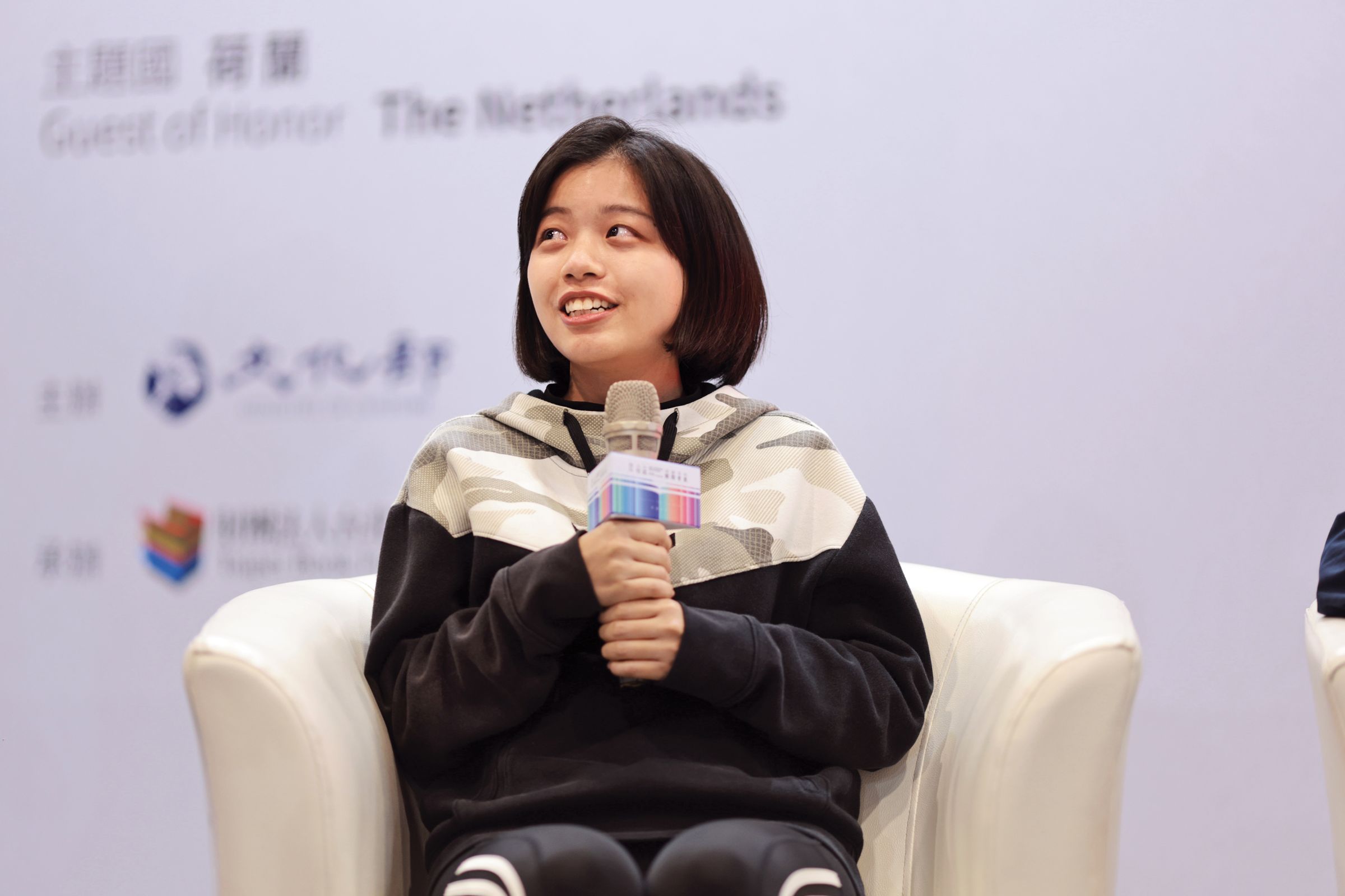 《一百萬次的揮棒》改編彭政閔的年少成長故事,由漫畫家楊白繪製。(聯經出版提供)