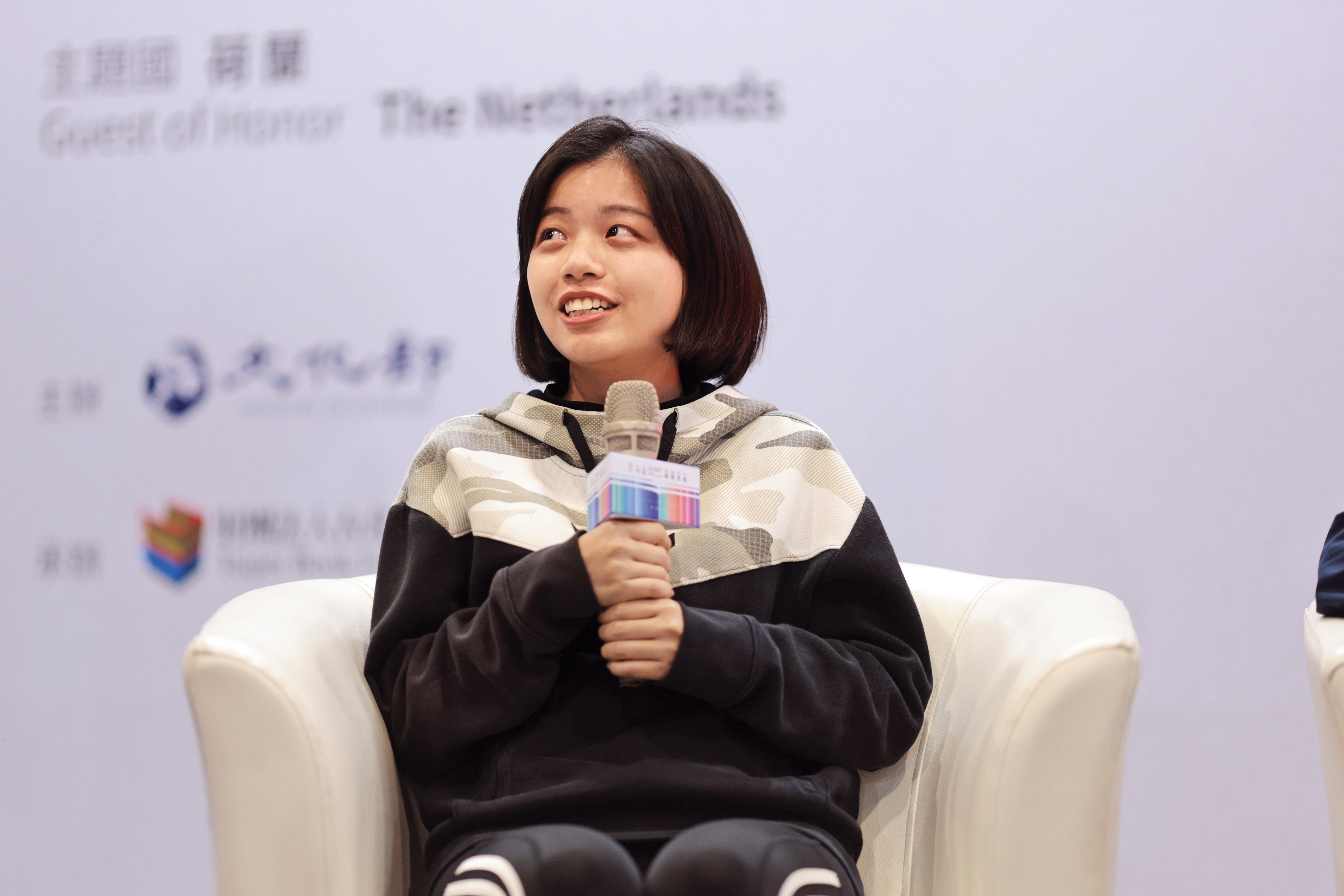 《一百萬次的揮棒》改編彭政閔的年少成長故事,由漫畫家楊白繪製。(聯經出版提供)