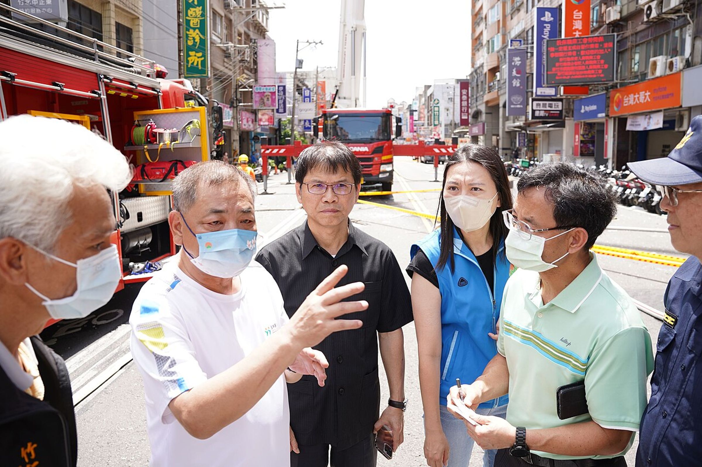 新竹縣副縣長陳見賢視察氣爆現場。（圖／新竹縣政府行政處資料照片）