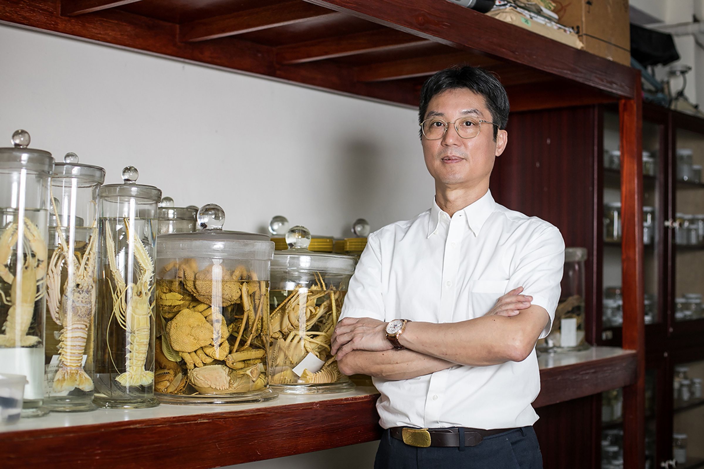 國立台灣海洋大學海洋生物研究所特聘教授陳天任日前榮獲國際甲殼類學會頒贈傑出研究獎，這是甲殼類領域的最高榮譽。（海洋大學提供）