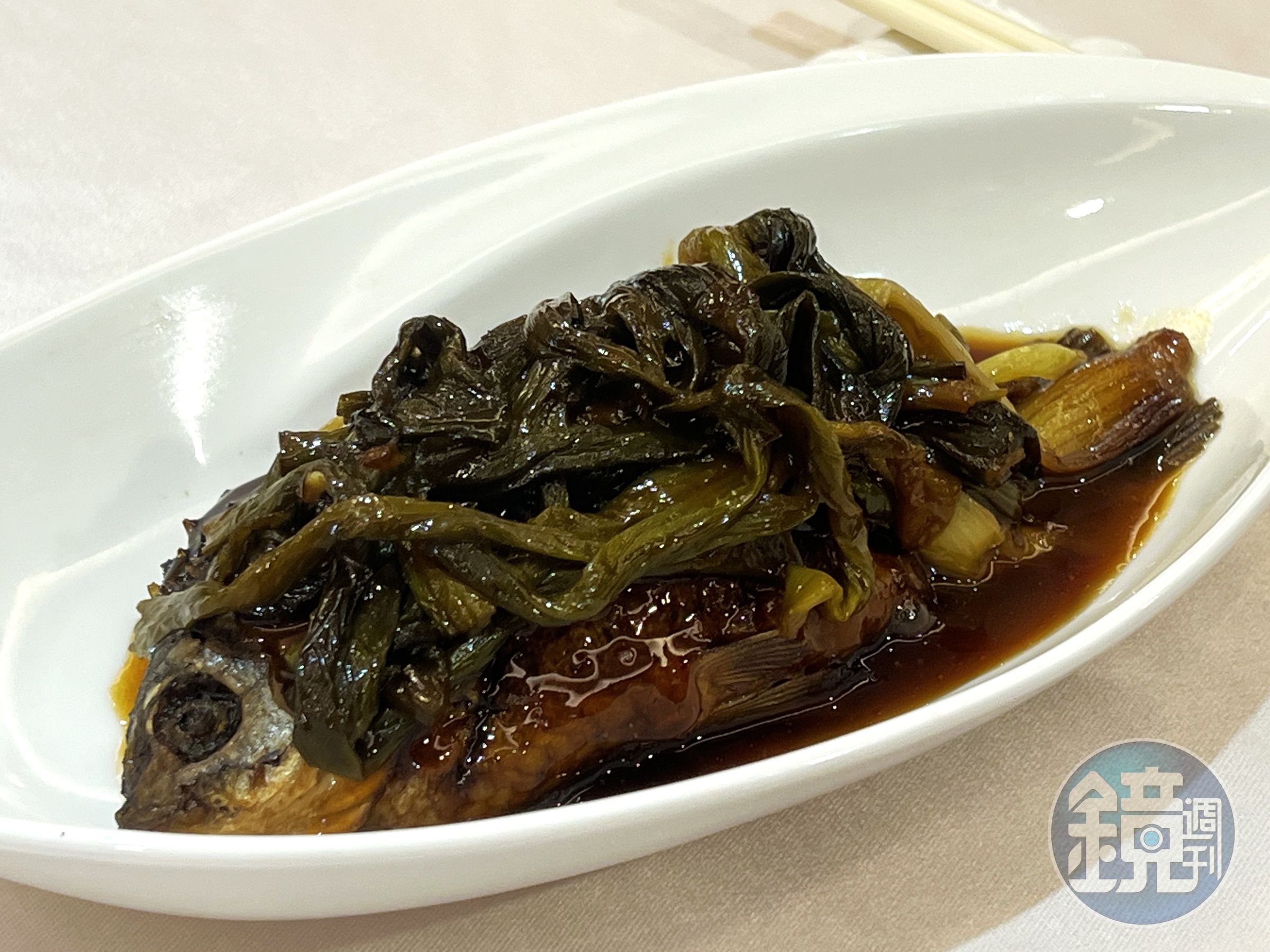 大尾帶卵的「蔥烤鯽魚」非常入味,上頭鋪滿㸆過的青蔥。