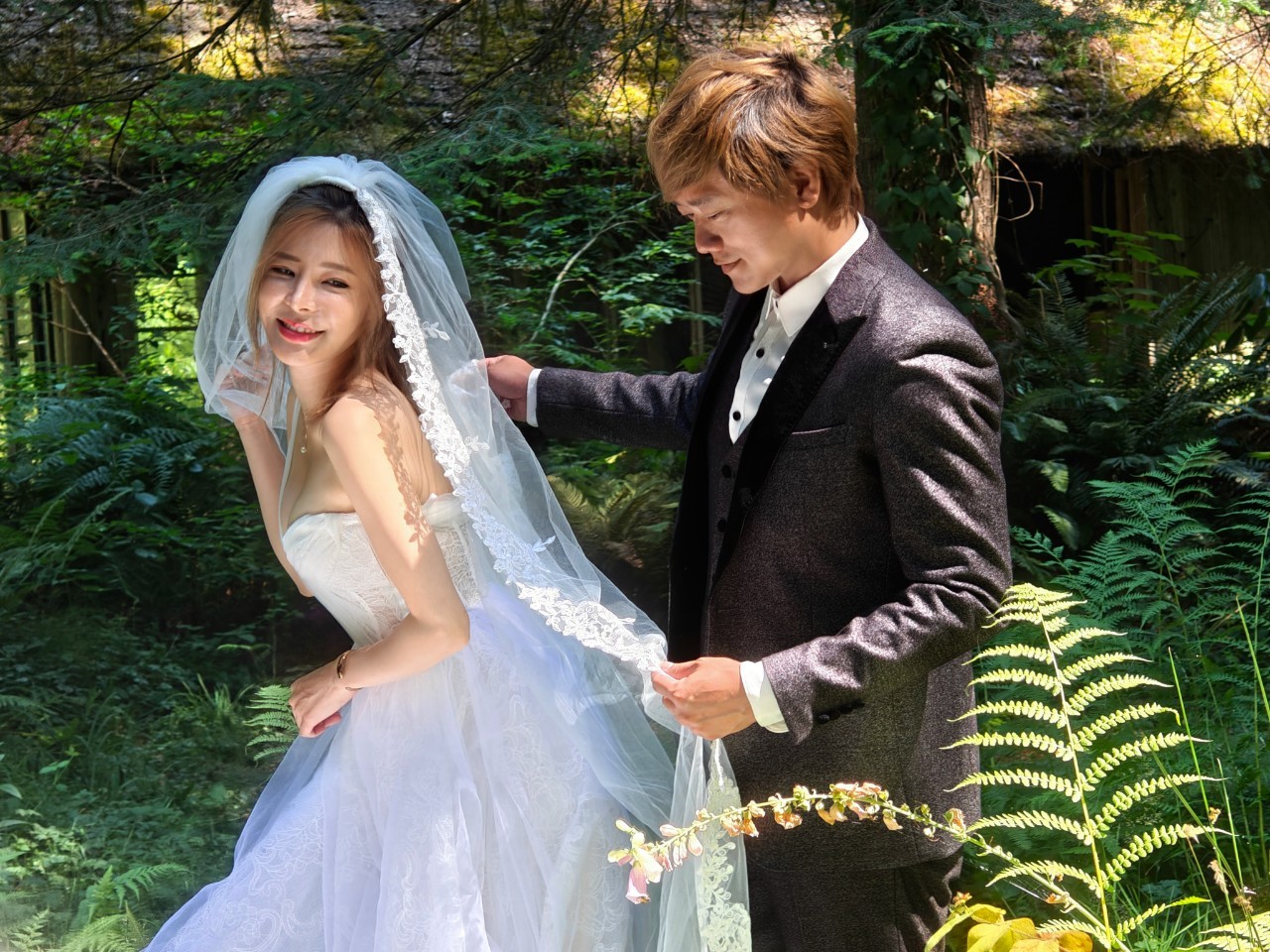 孟慶而3年前與音樂製作人Eddie公證結婚。（蕾絲娃娃法式手工婚紗、老爺西服提供）