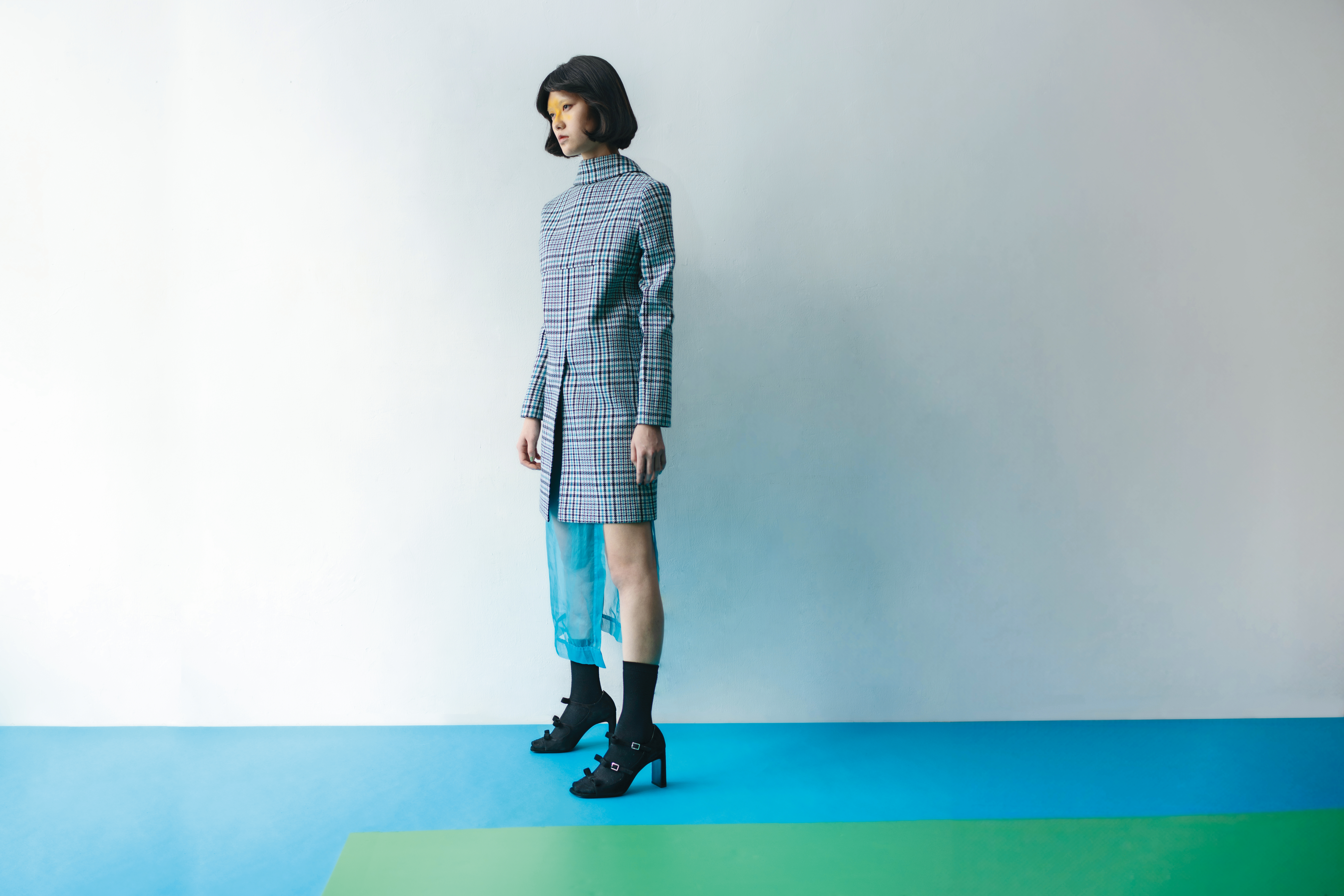 藍色格紋大衣 價格店洽 by GUCCI、藍色紗裙 價格店洽 by GUCCI、黑色襪子 NT$7,800 by GUCCI、2025春季系列高跟鞋 NT$24,900 by LONGCHAMP。