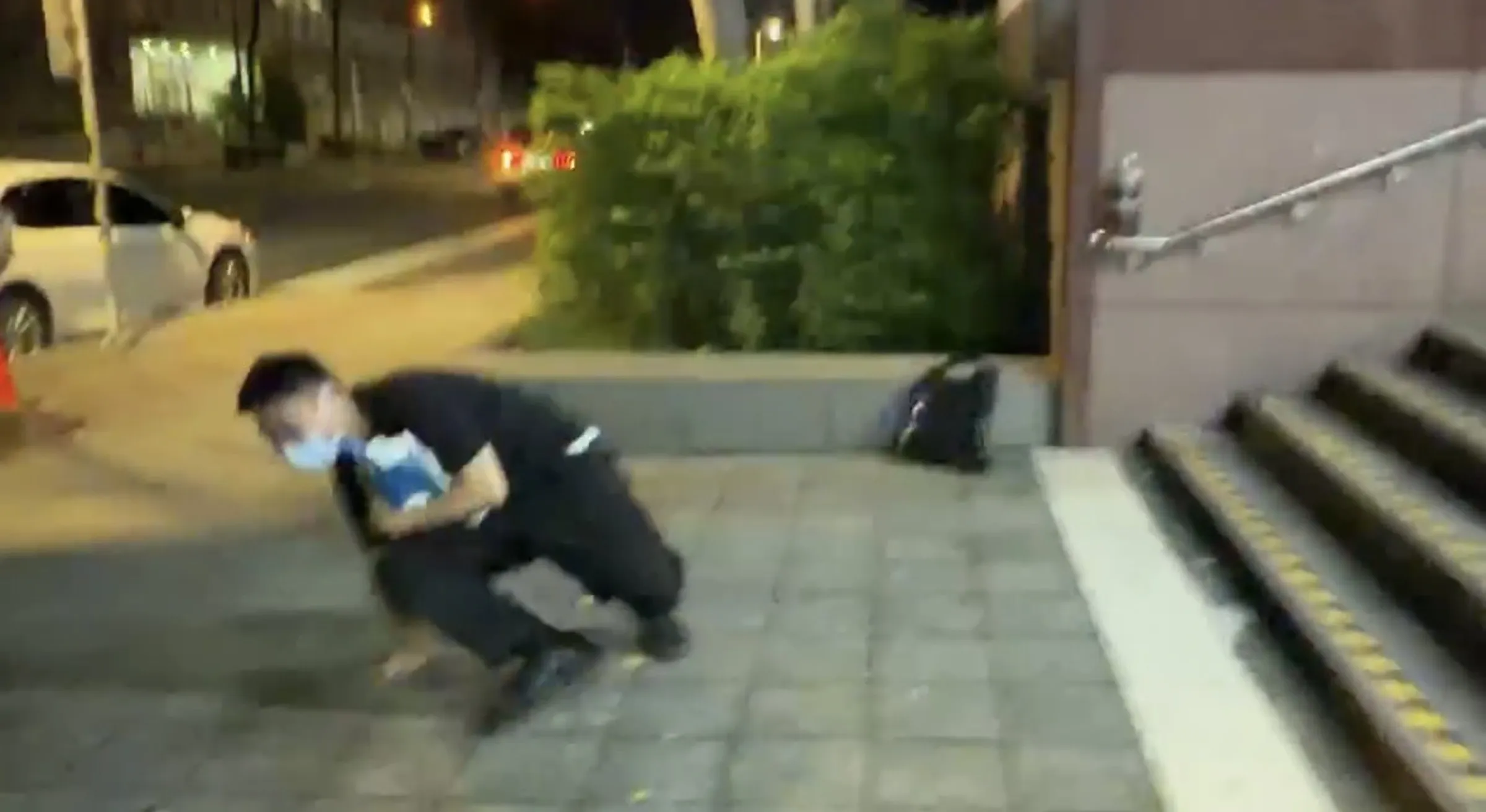 跑給記者追!帥警涉毒獲10萬元交保 遮臉逃出北檢慘仆街