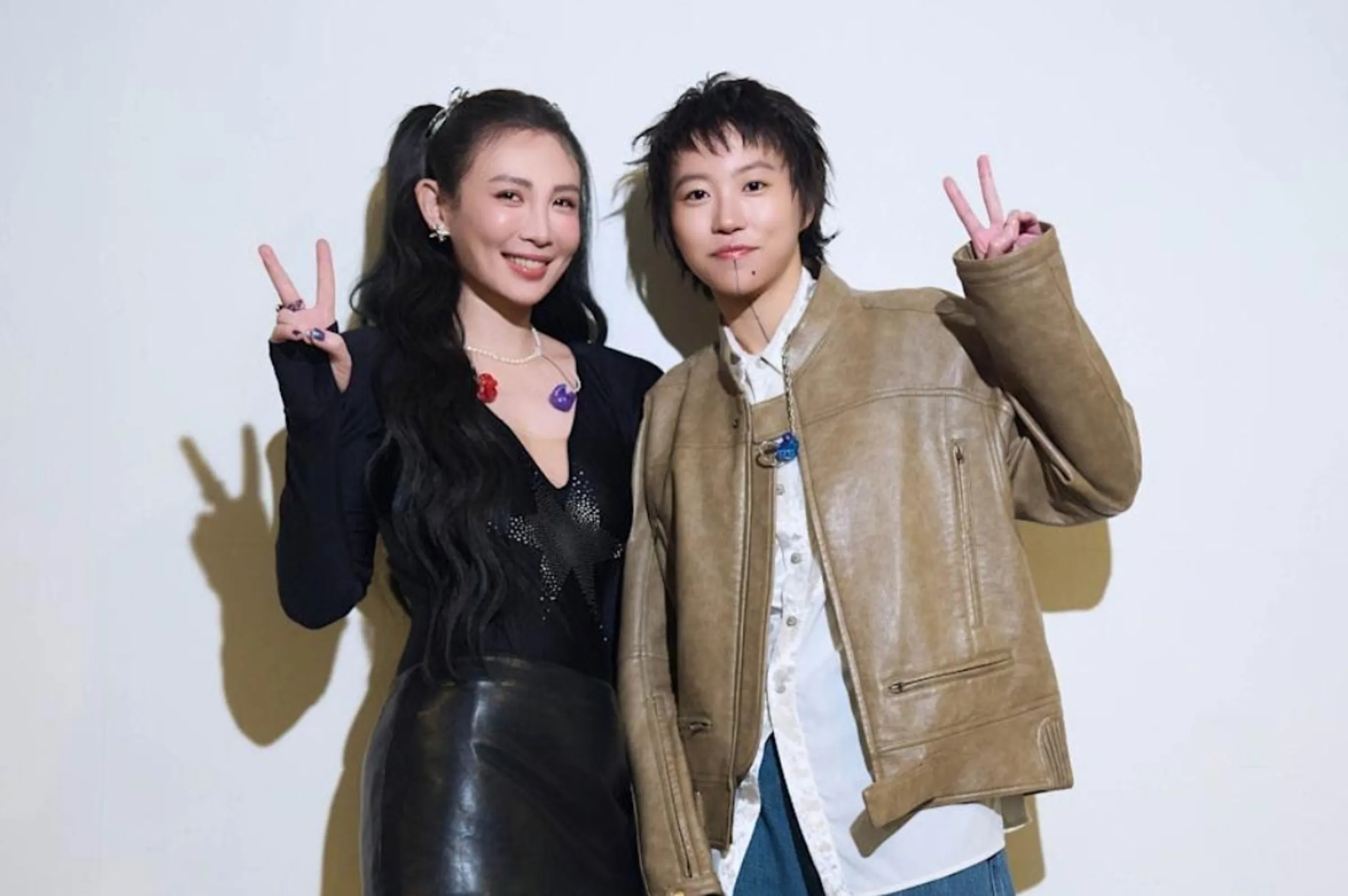 竇靖童(右)年初曾來台灣擔任魏如萱台北小巨蛋演唱會嘉賓。(好多音樂提供)