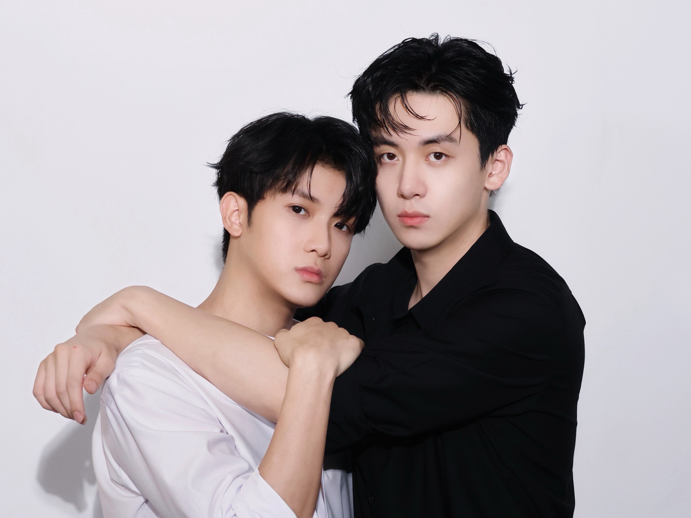 《黑白原來是真的》葛兆恩(右)升級戲劇製作人,二搭紀成澔打造夢幻直式戀愛劇。(結果娛樂提供)