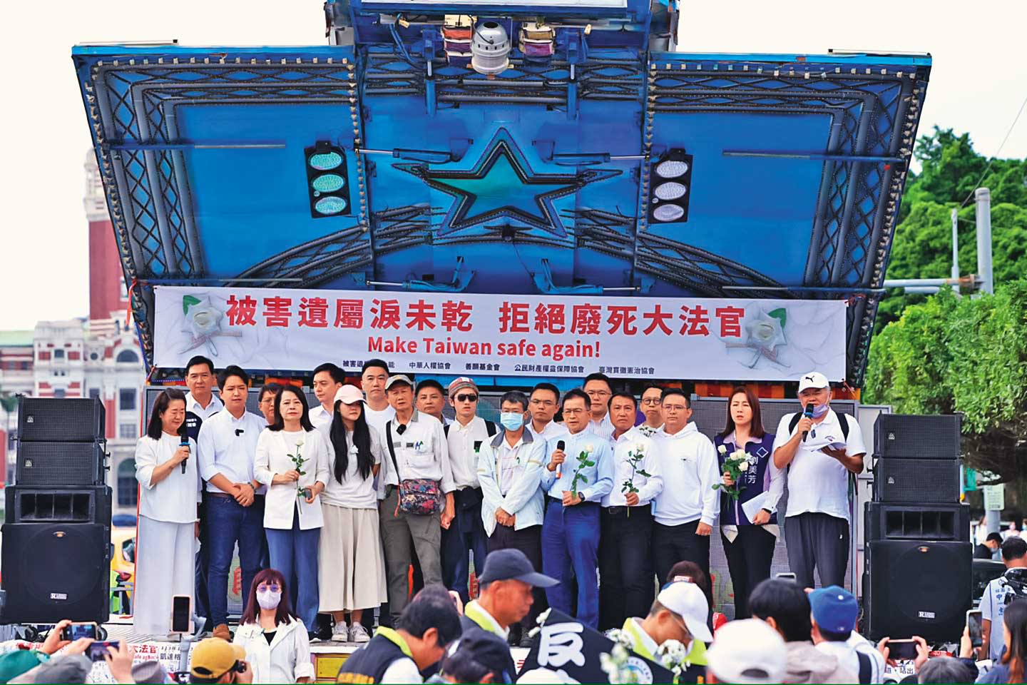 隨著「死刑轉無期」案件累積，「菁英對決大眾」戲碼勢將層出不窮，撕裂社會。圖為師鐸獎女師遭殺10週年，白玫瑰重返凱道反廢死。（翻攝洪孟楷臉書）