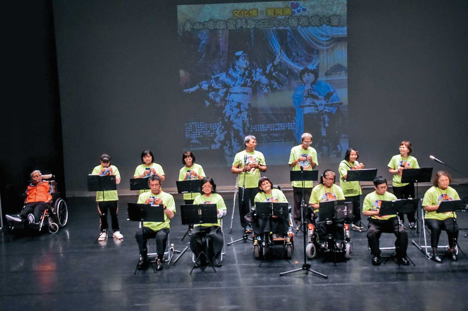劉天富（左1）讓有興趣的身障者學習陶笛、有上台演出的機會。（劉天富提供）