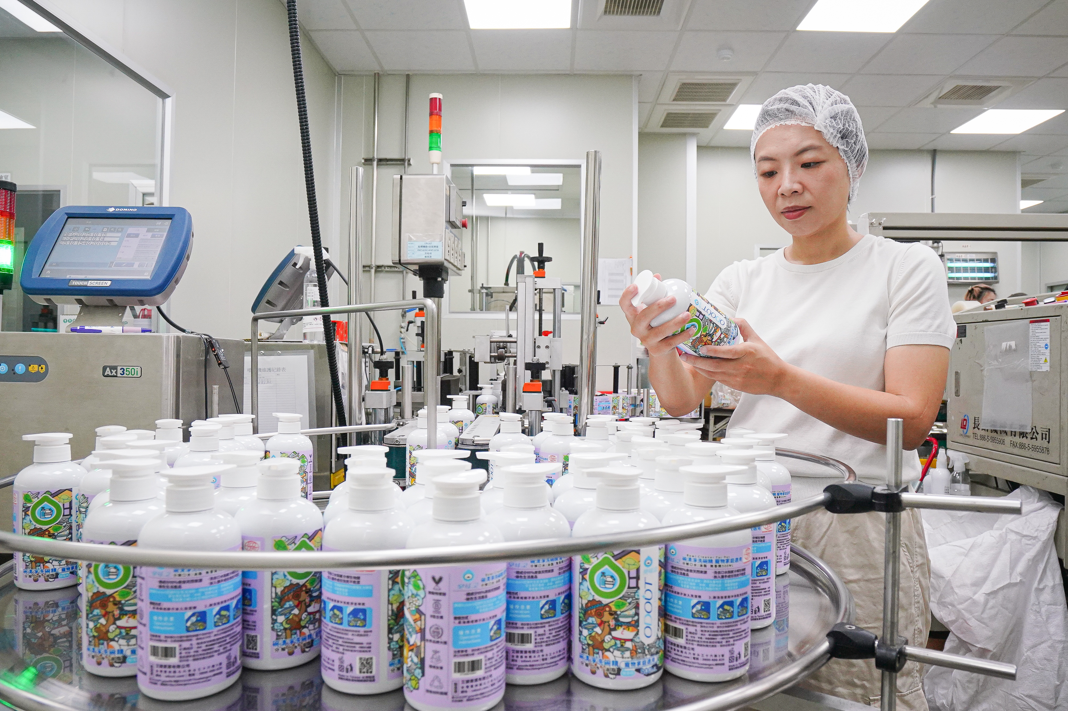 不只投入自動化生產,位在雲林的工廠並通過GMP認證,除外銷外,也幫國外寵物品牌代工。
