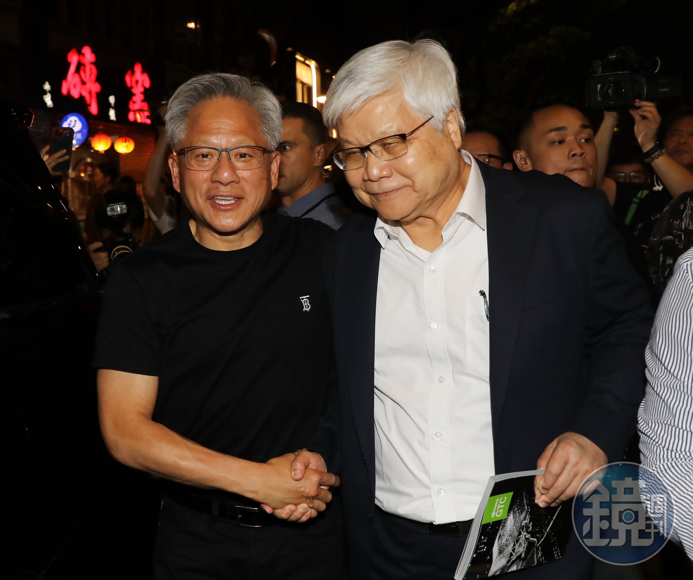 黃仁勳（左）曾說，AI的發展是一列不會停下的火車。而台積電是世界上相對便宜的AI股。圖右為台積電董事長暨總裁魏哲家。