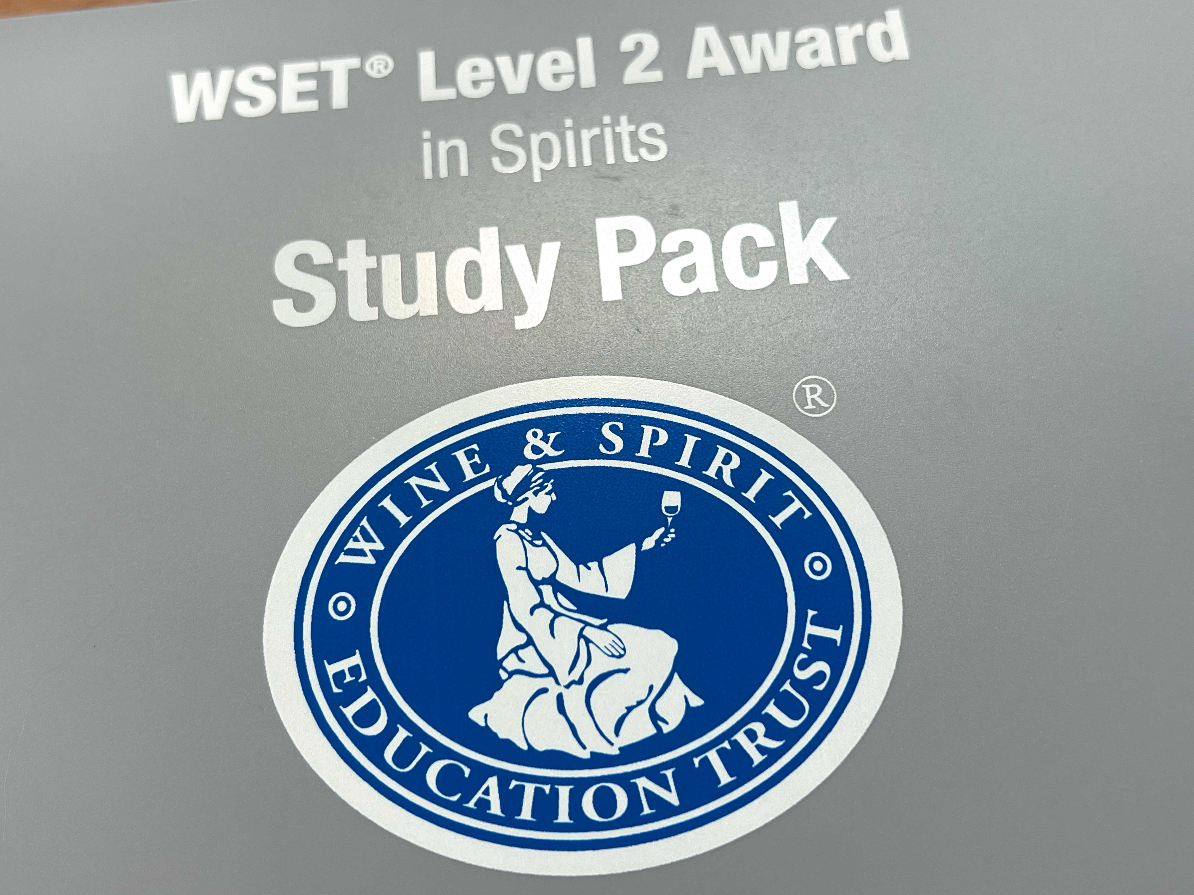 來自英國，成立於1969年的WSET認證全名是Wine & Spirits Education Trust葡萄酒與烈酒教育基金會。