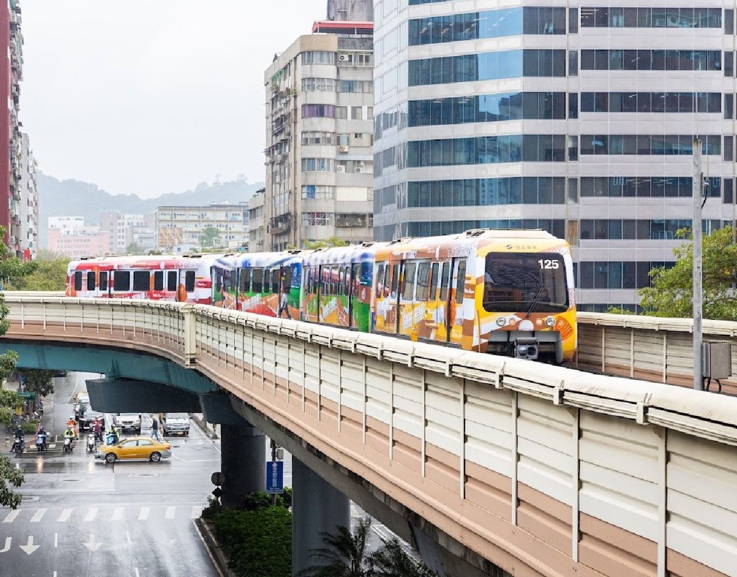 北捷一口氣推出3部彩繪列車，慶祝大巨蛋啟用。（台北市政府提供）