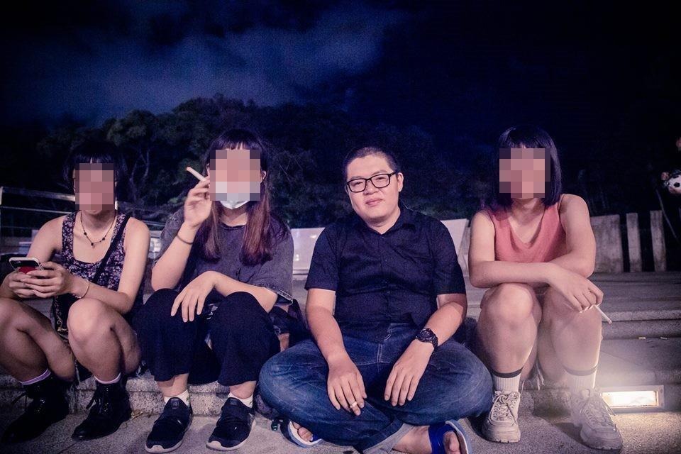 羅宜臉書中多是與性格正妹合照的照片,男性友人的照片極少。