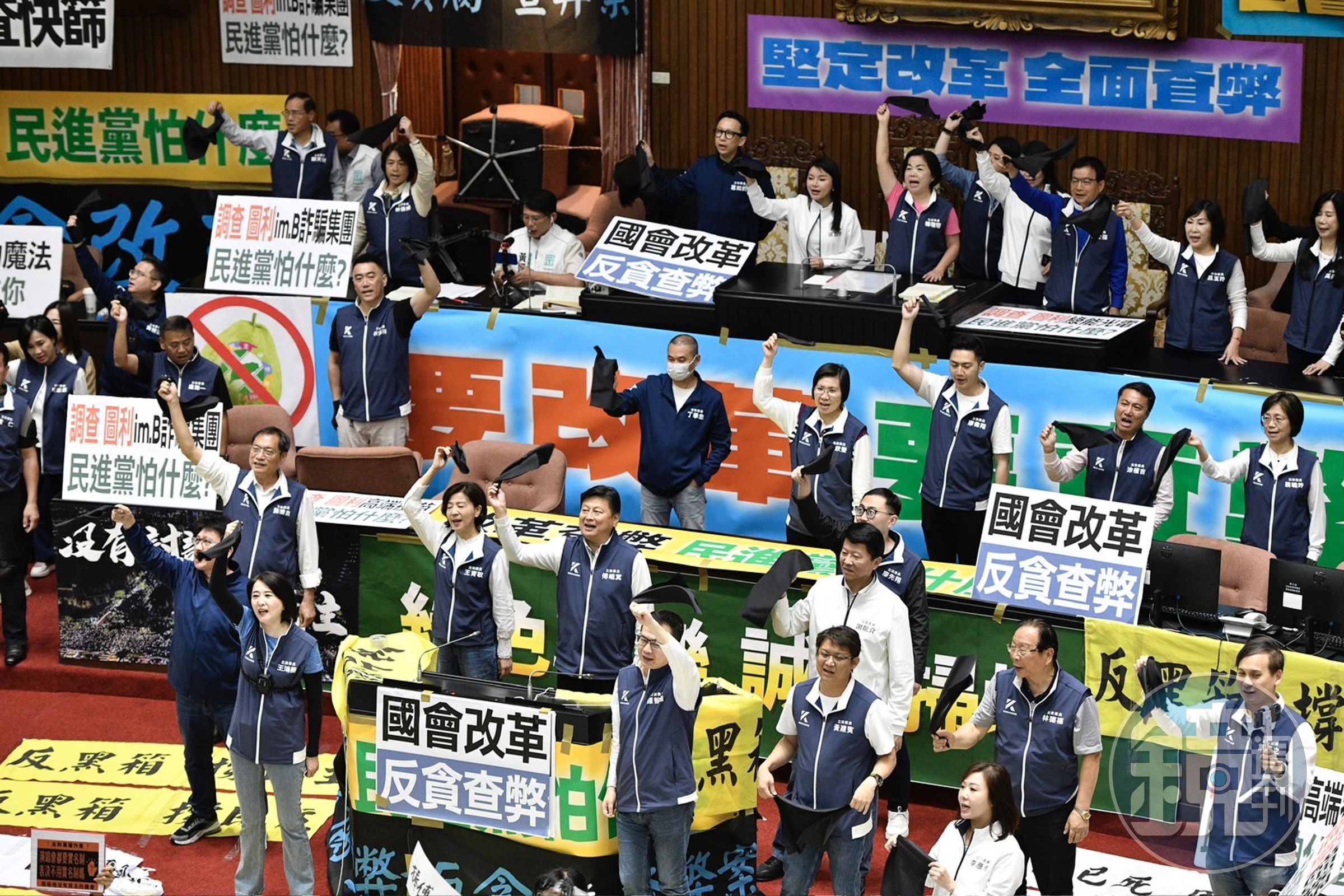 藍委們在書記長洪孟楷帶領下舉起黑布條,高喊「掀開黑布、拒絕黑箱、反貪腐、查弊案」。