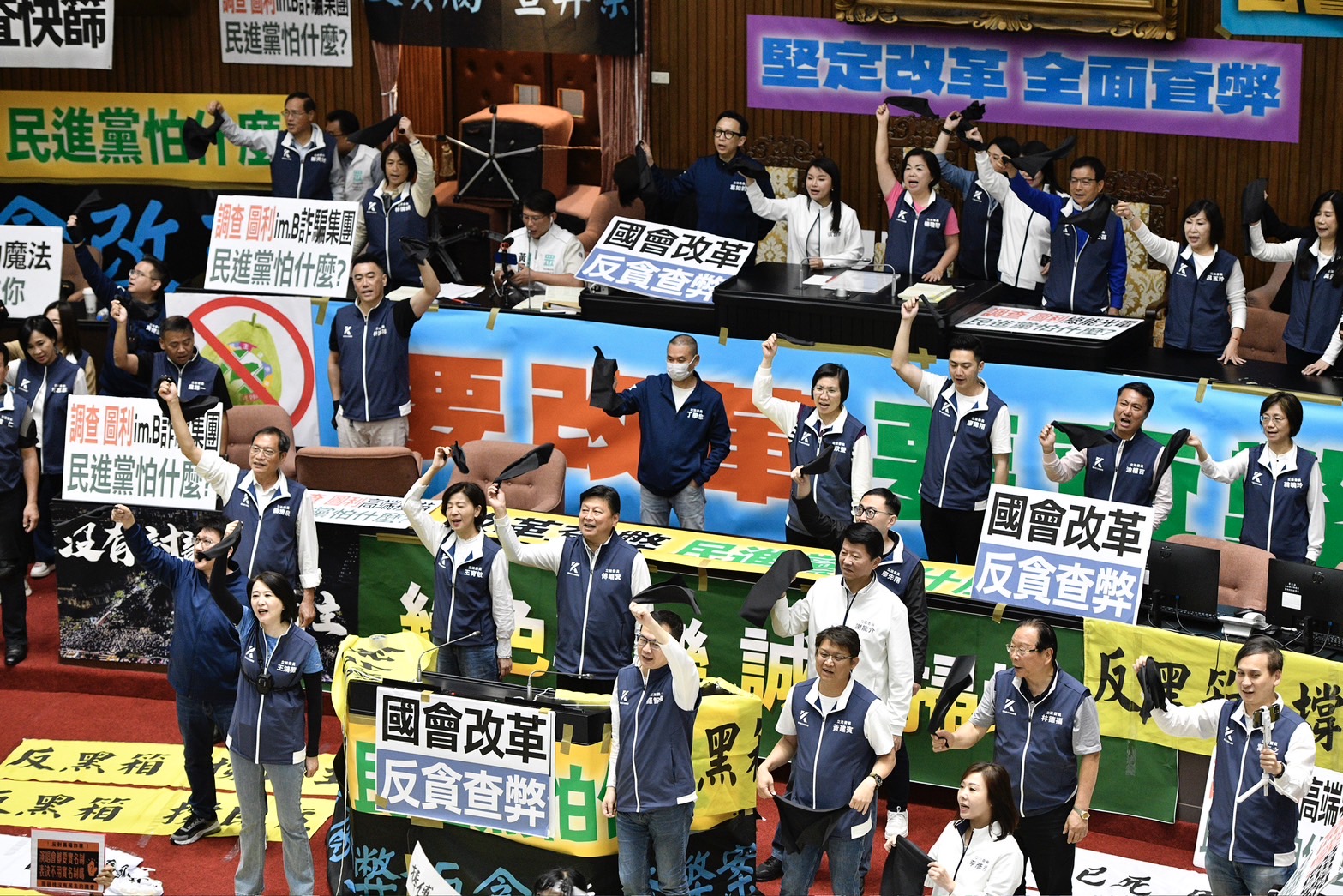 藍委們在書記長洪孟楷帶領下舉起黑布條,高喊「掀開黑布、拒絕黑箱、反貪腐、查弊案」。