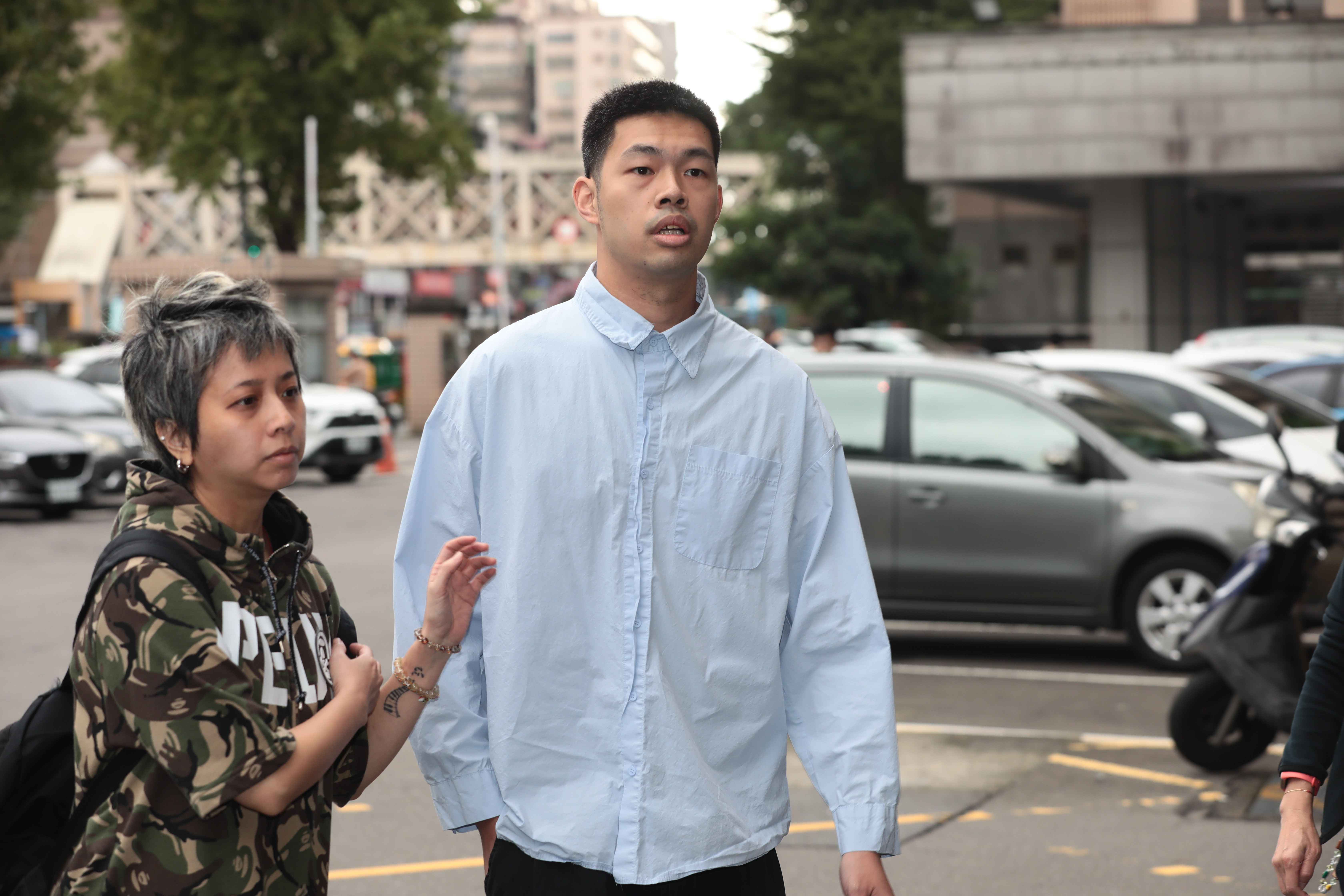 新北地方法院今日下午開庭審理演藝圈「閃兵案」第二波被告。（攝影林煒凱）