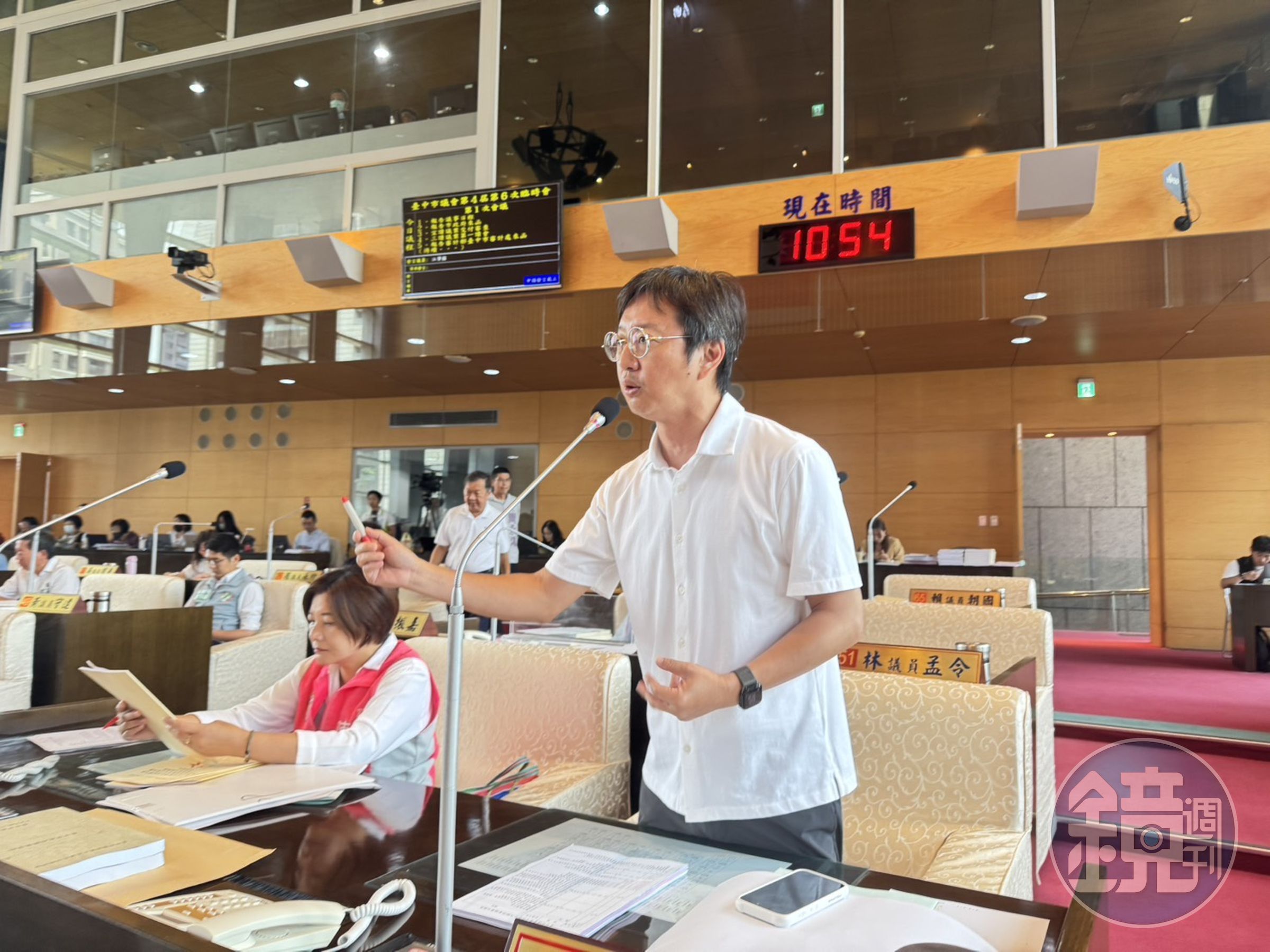 市議員江肇國對新光三越復業提出質疑。