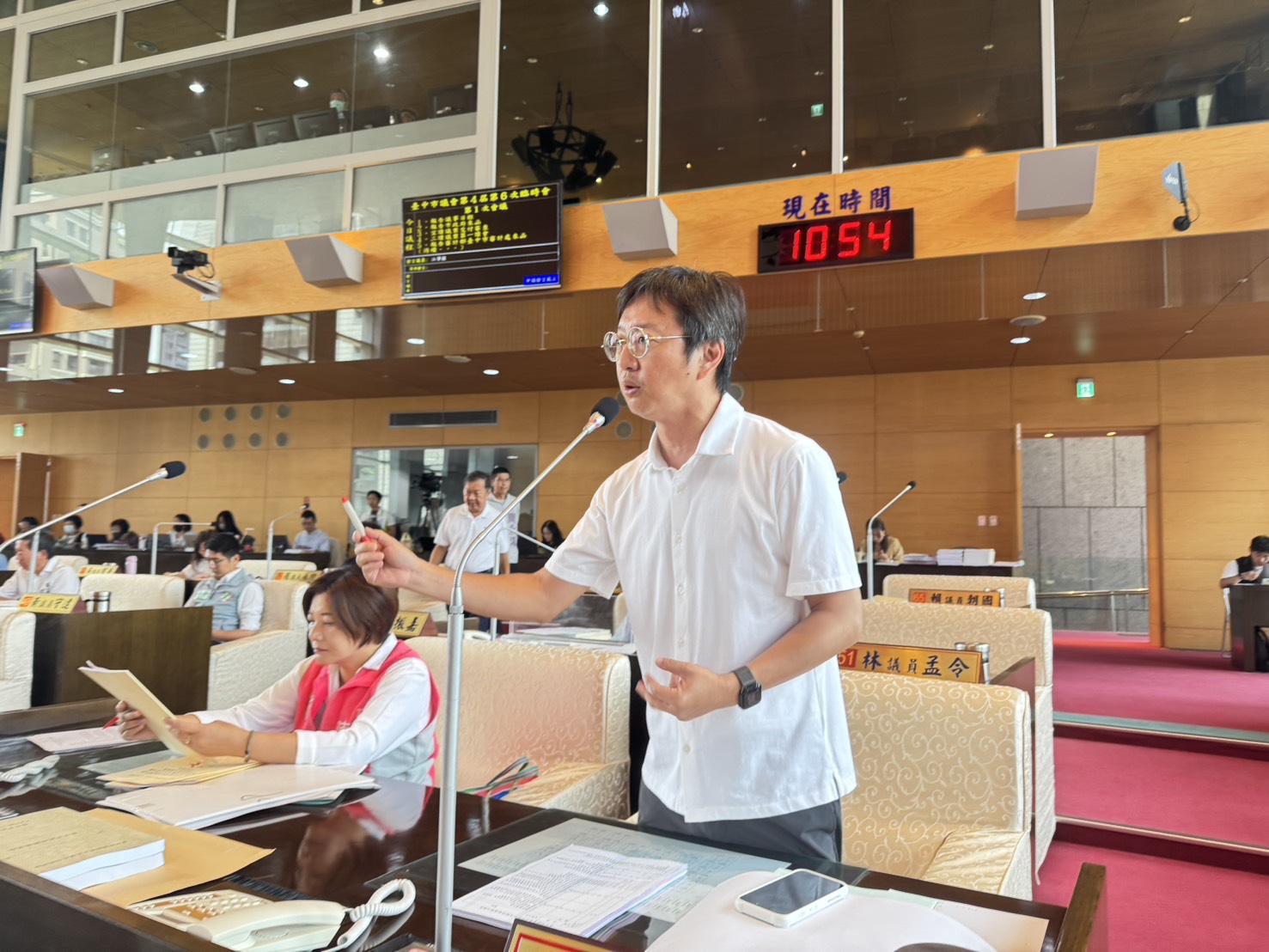 市議員江肇國對新光三越復業提出質疑。