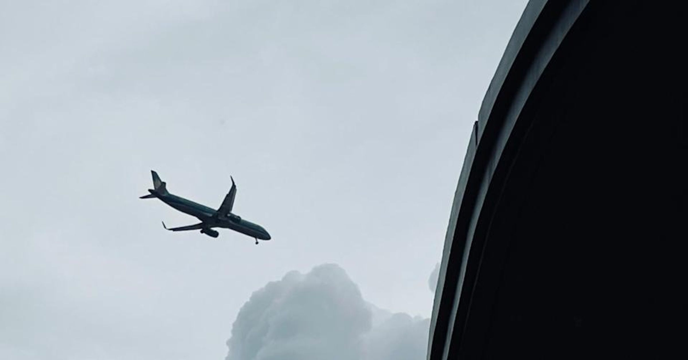 今(11日)阿拉伯聯合大公國杜拜國際機場周邊發生無人機攻擊事件。(示意圖;翻攝自unsplash)