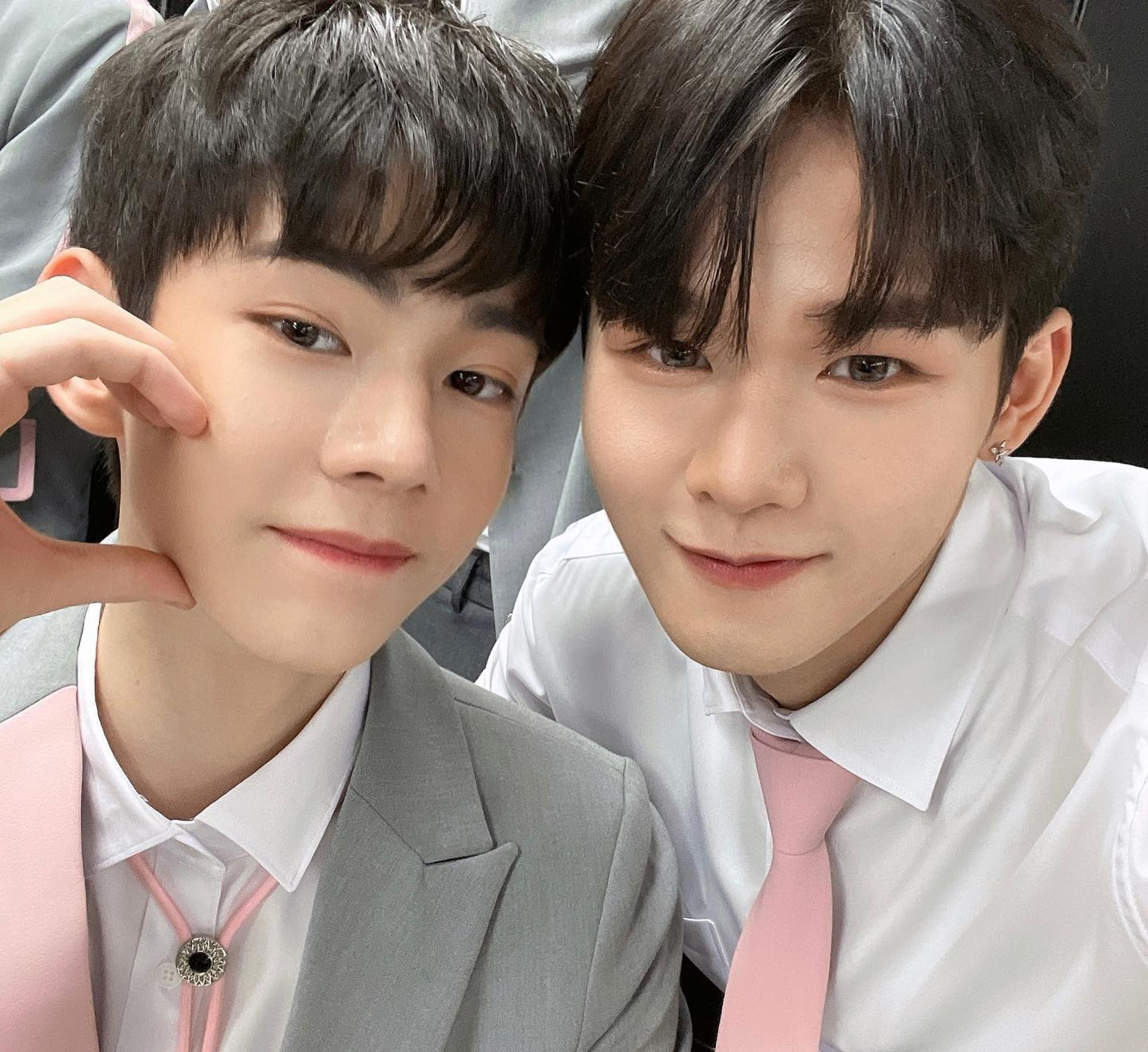 Minlee(右)曾參加選秀綜藝《Boy Planet》,也曾組成偶像男團活動。(翻攝Minlee IG)
