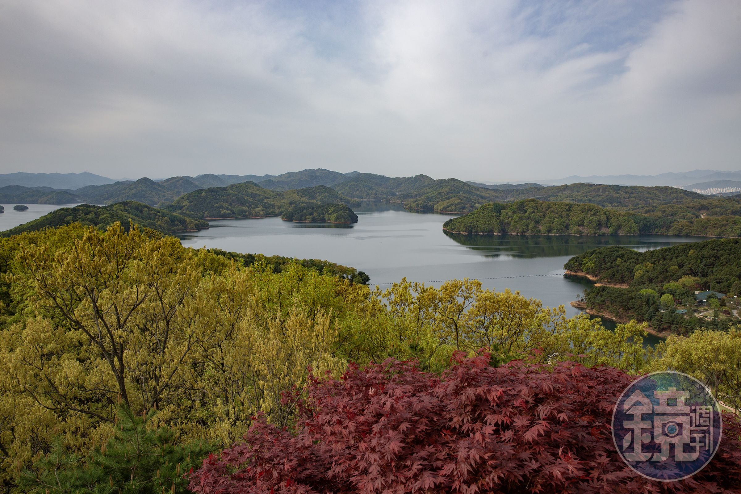 透過鏡頭俯瞰，能感受忠清北道境內不輸海濱的壯麗湖泊與綿延山巒。