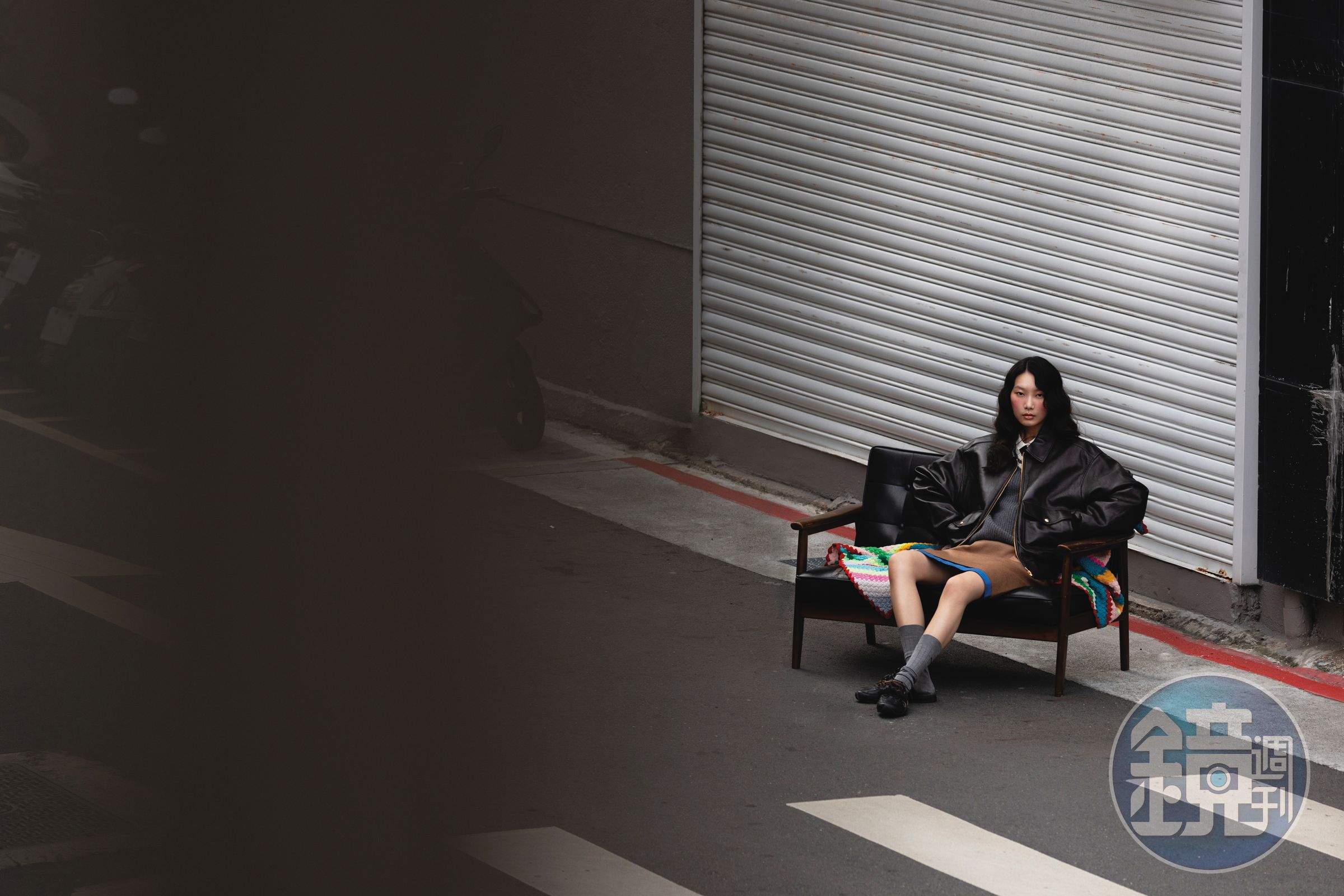 皮革夾克 NT$175,000 by CELINE BY HEDI SLIMANE/灰色Polo領毛衣 NT$50,000 by MiuMiu/駱駝毛及膝半身裙 NT$63,000 by MiuMiu/灰色絲質長襪 NT$13,500 by MiuMiu/New Balance X Miu Miu 530 SL 裝飾小牛皮祼跟鞋 NT$39,000 by MiuMiu