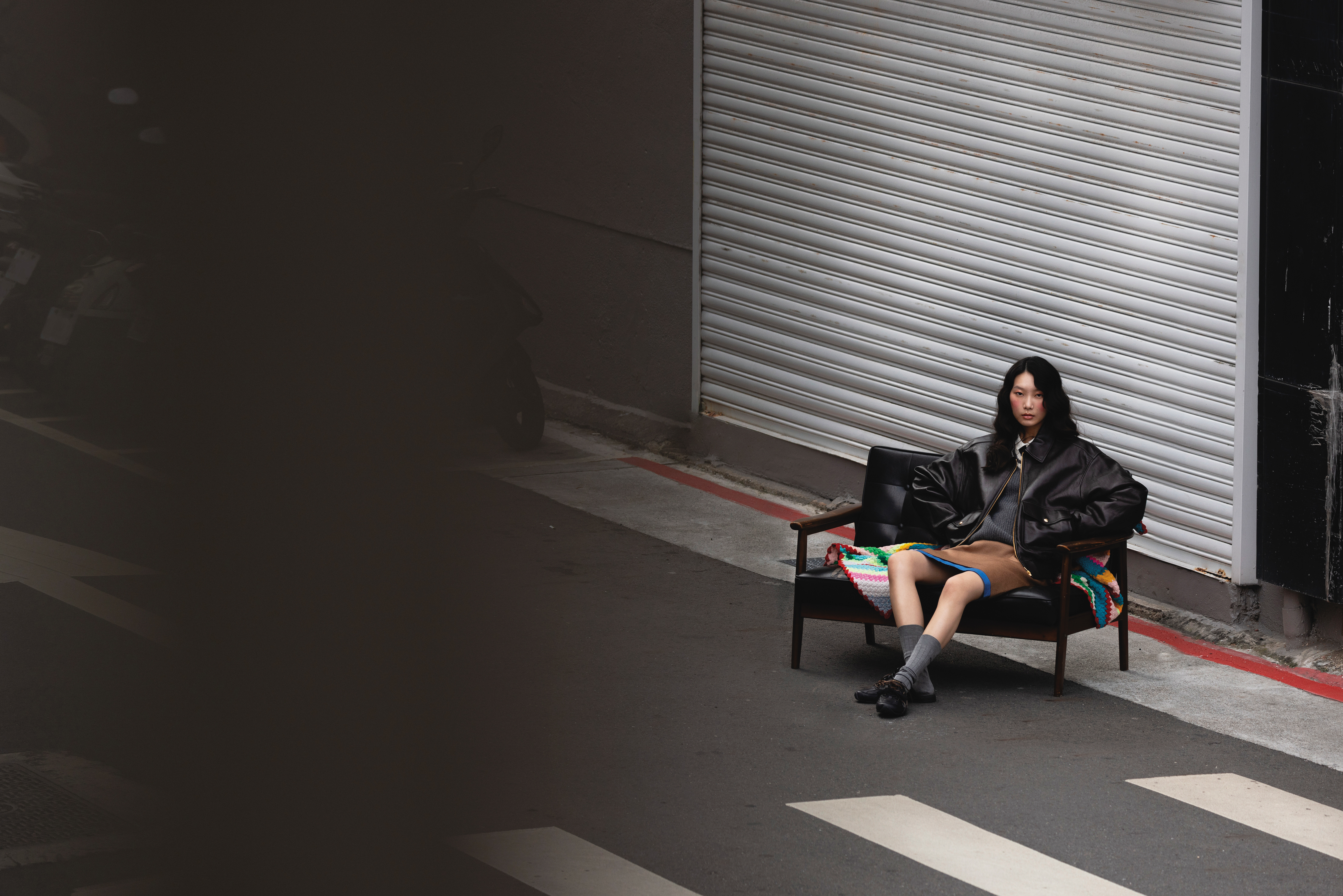 皮革夾克 NT$175,000 by CELINE BY HEDI SLIMANE/灰色Polo領毛衣 NT$50,000 by MiuMiu/駱駝毛及膝半身裙 NT$63,000 by MiuMiu/灰色絲質長襪 NT$13,500 by MiuMiu/New Balance X Miu Miu 530 SL 裝飾小牛皮祼跟鞋 NT$39,000 by MiuMiu