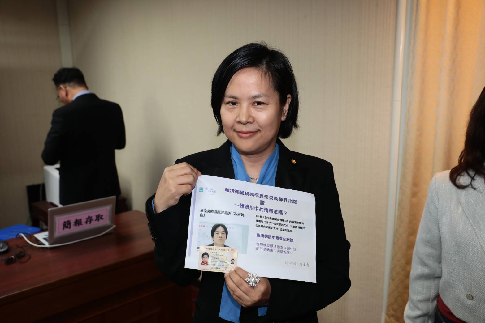 在藍白聯手護航下，李貞秀今不再對著空氣質詢，甚至趁機坐上主席台自稱「代理召委」。（鏡報林煒凱）