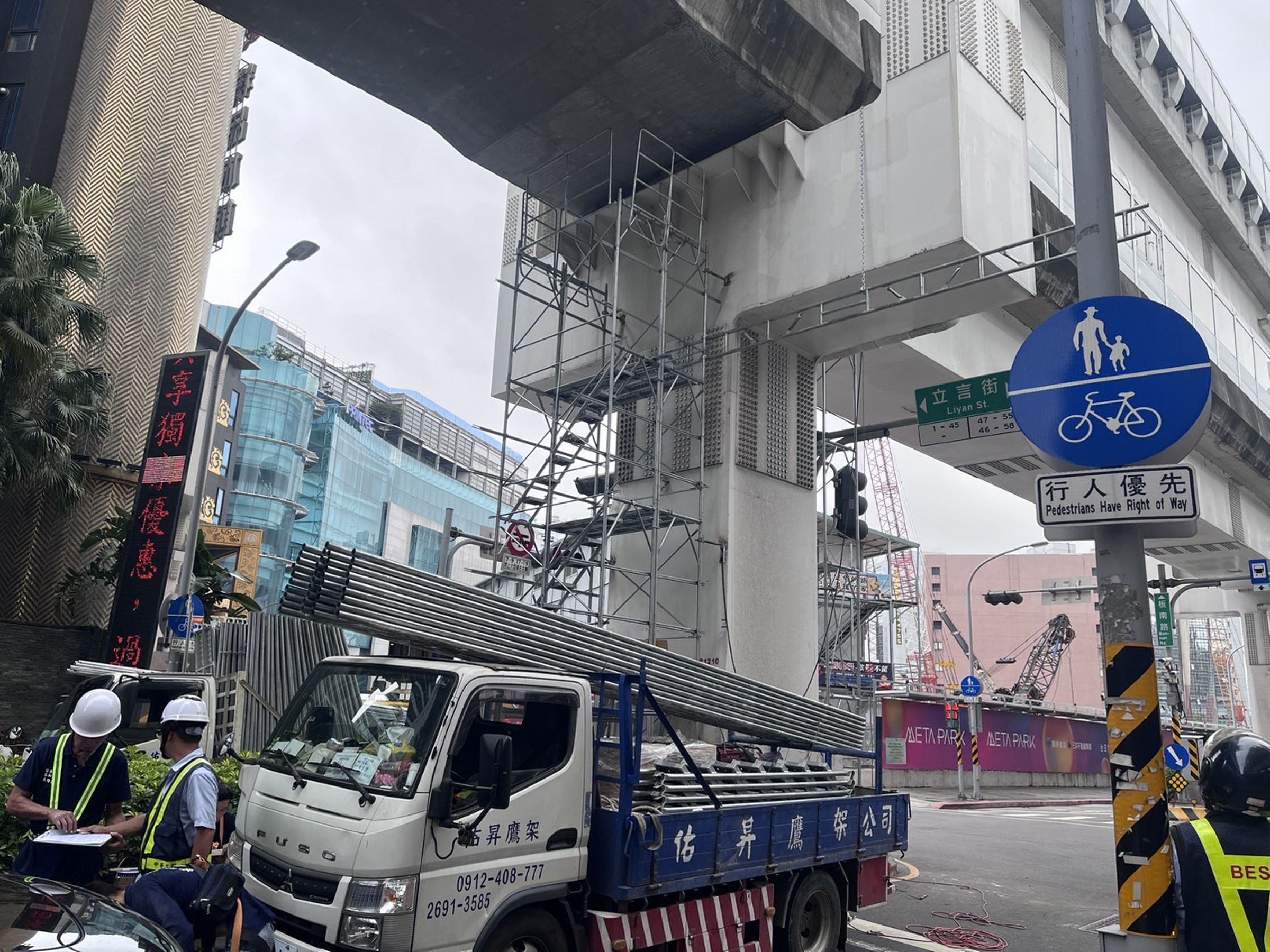 環狀線修復開始進場搭設施工架及高空平台。（新北捷運局提供）