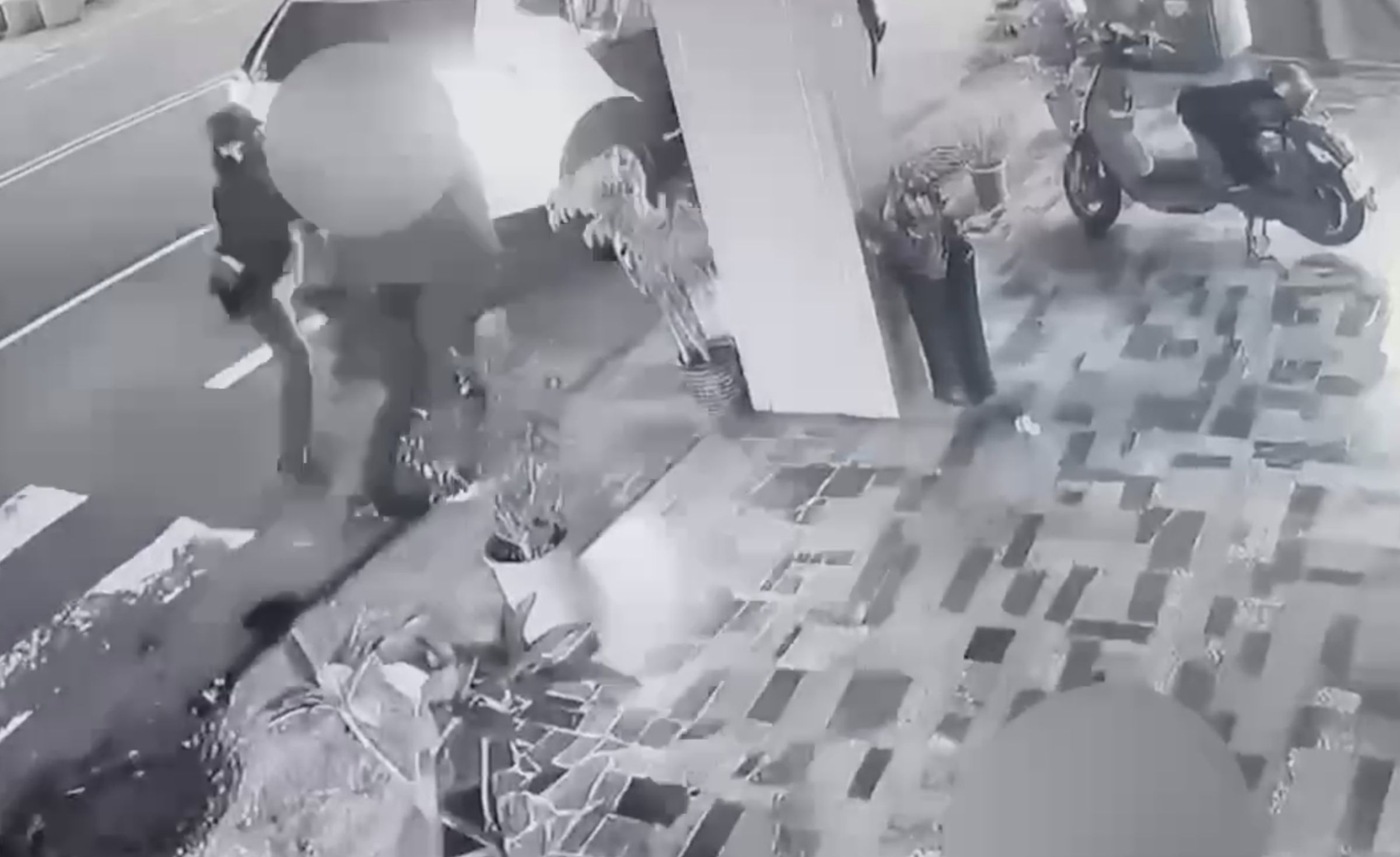 遭砍女警（左）忍痛壓制偷襲男子。（翻攝畫面）