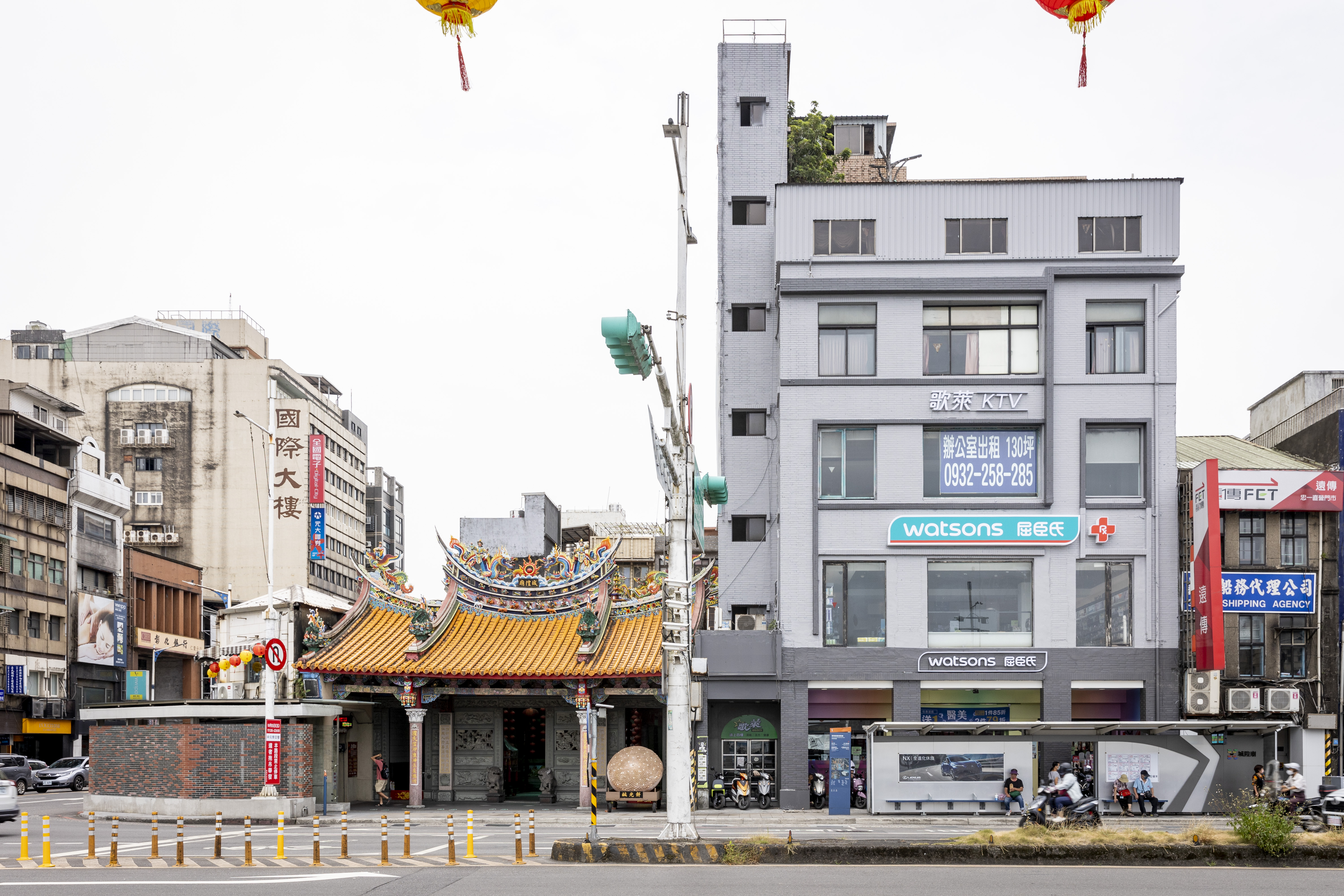 屈臣氏整修後樣貌。正面招牌限縮，控制在建築寬度的三分之一；前方有公車站，人流多從正面觀看，取消側招；牆面顏色以灰為主，抵禦長期污染，維持乾淨；將一樓4個包柱的輸出板拆除，釋放人行空間。