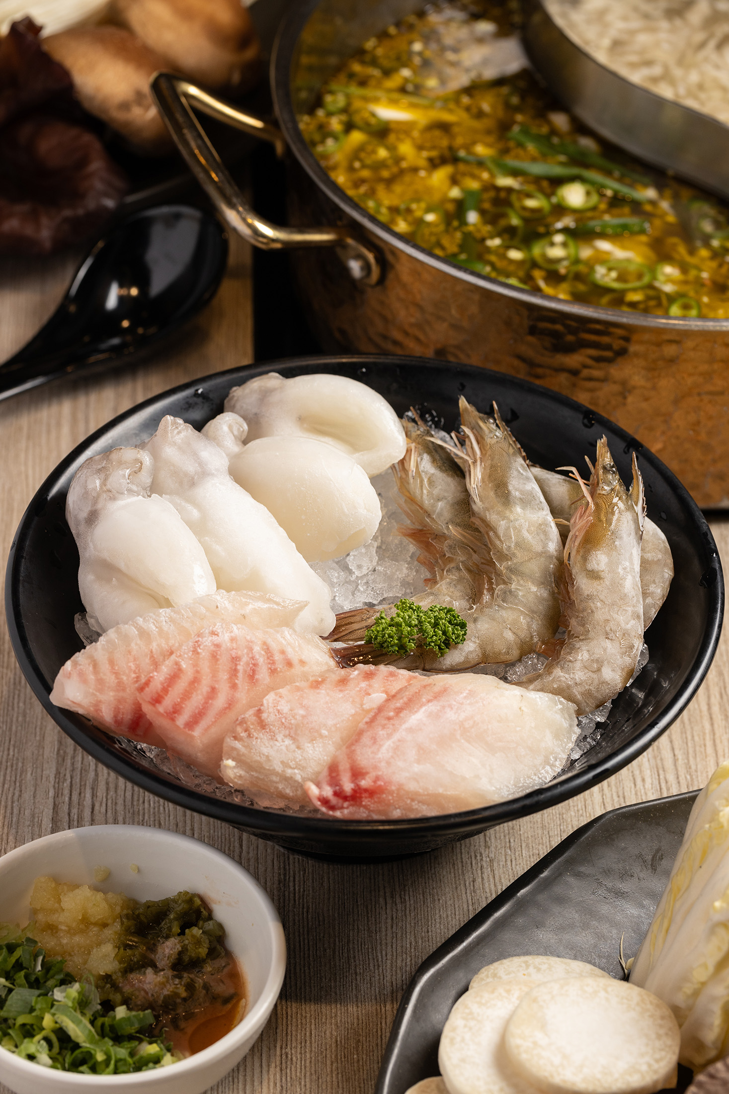 「綜合海鮮」很適合搭配青麻椒湯底一起享用。（外帶單點菜色290元／份）